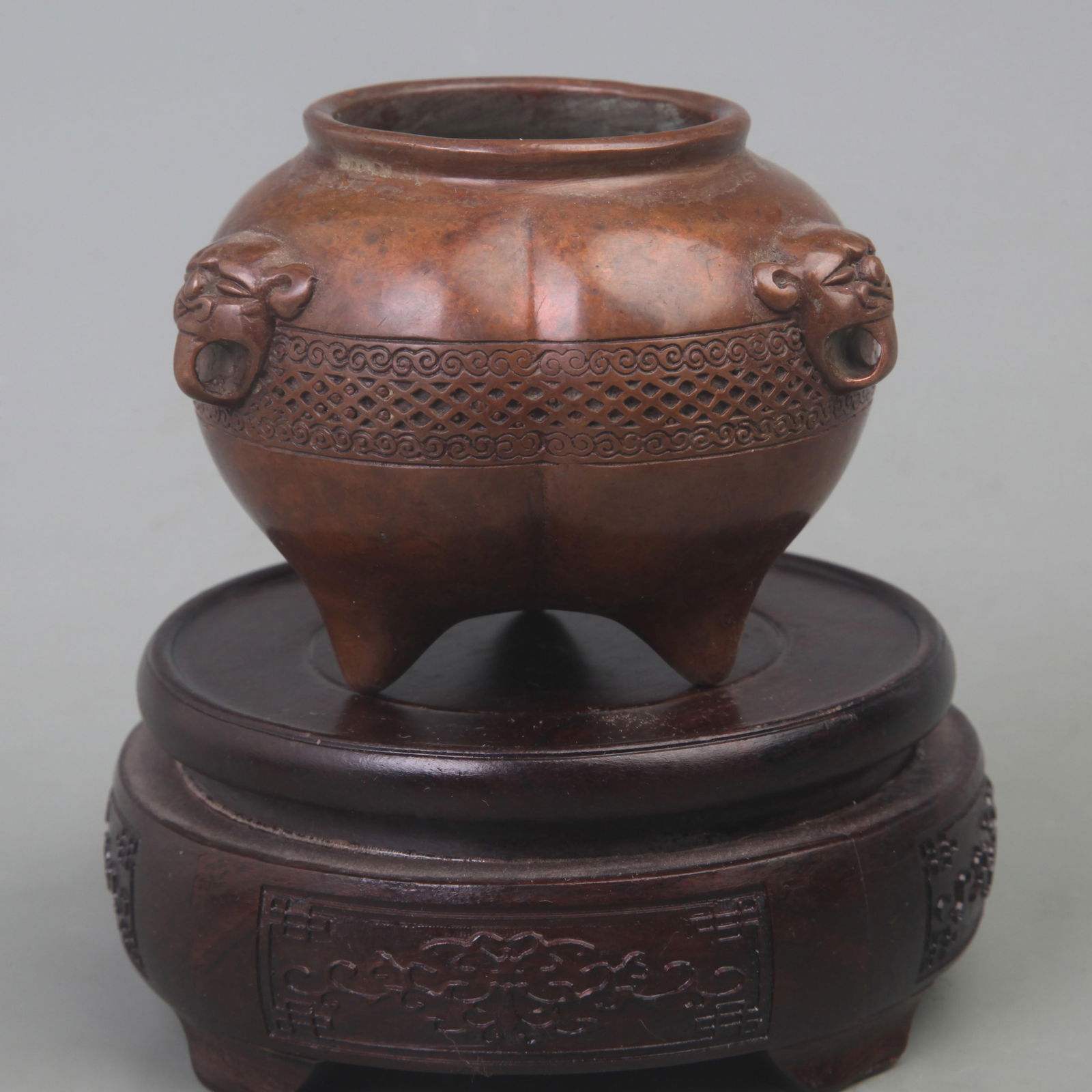 A FINE BRONZE ANIMAL EAR ROUND BRONZE CENSER: Ming Dynasty Style, Diameter: 3.5 inch; High:3 inch;