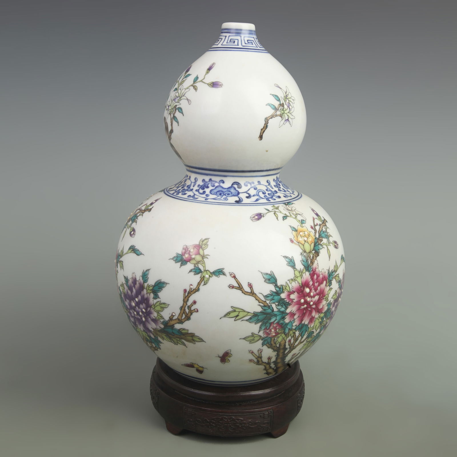 FAMILLE ROSE BLUE AND WHITE FLOWER PATTERN CALABASH BOTTLE: Qing Dynasty Yong Zheng Period, High: 12.5 inch; Width: 8.5 inch;