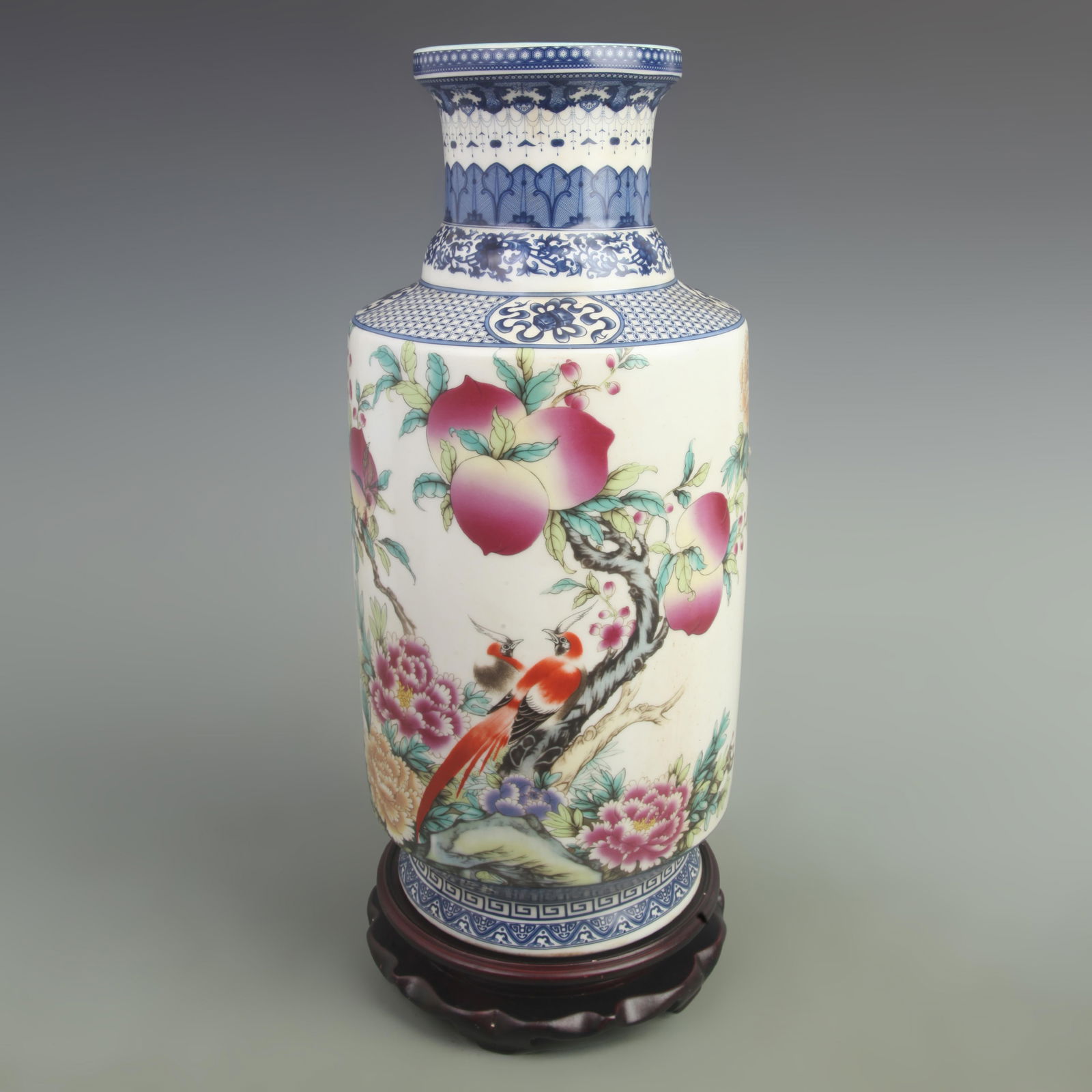 FAMILLE ROSE PEACH PATTERN LARGE PORCELAIN VASE: Qing Dynasty Qian Long period; High: 17 inch Width: 8 inch