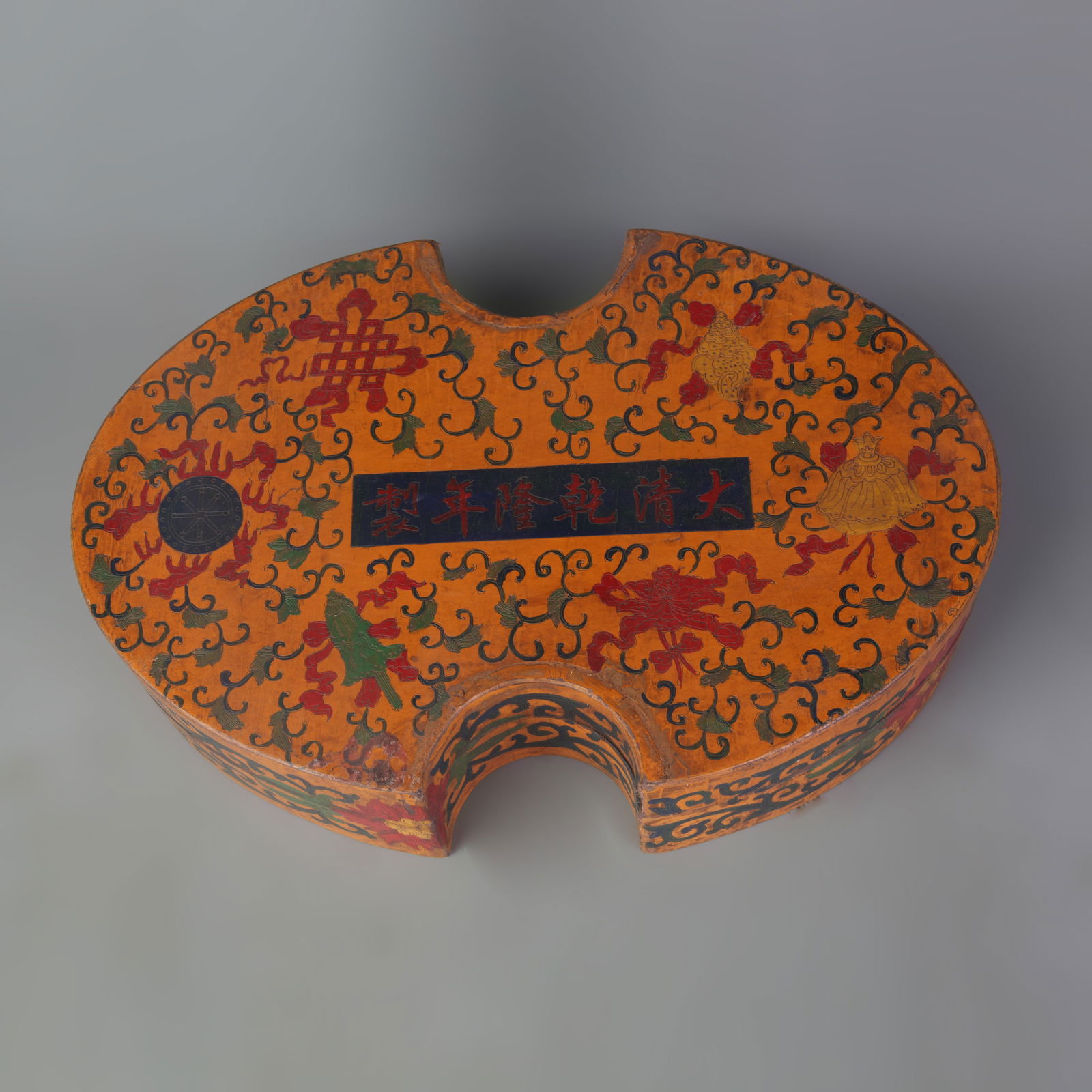 A FINE WOODEN LACQUERED FLORAL PATTERN BOX: Qing Dynasty Qian Long Period; Long: 11.9 inch; Width: 8.0 inch; High: 2.8 inch
