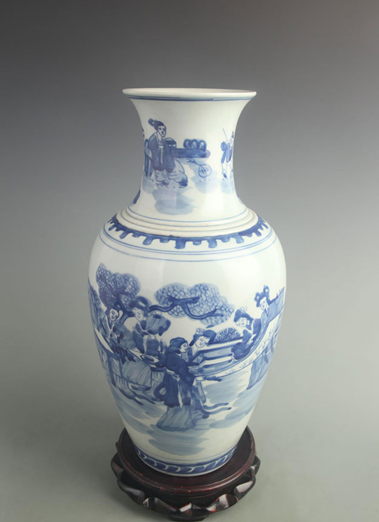 BLUE AND WHITE FAIRY-PATTERN FISHTAIL STYLE PORCELAIN VASE: Qing Dynasty Kang Xi Period: High: 16.0 inch; Width: 8.00 inch