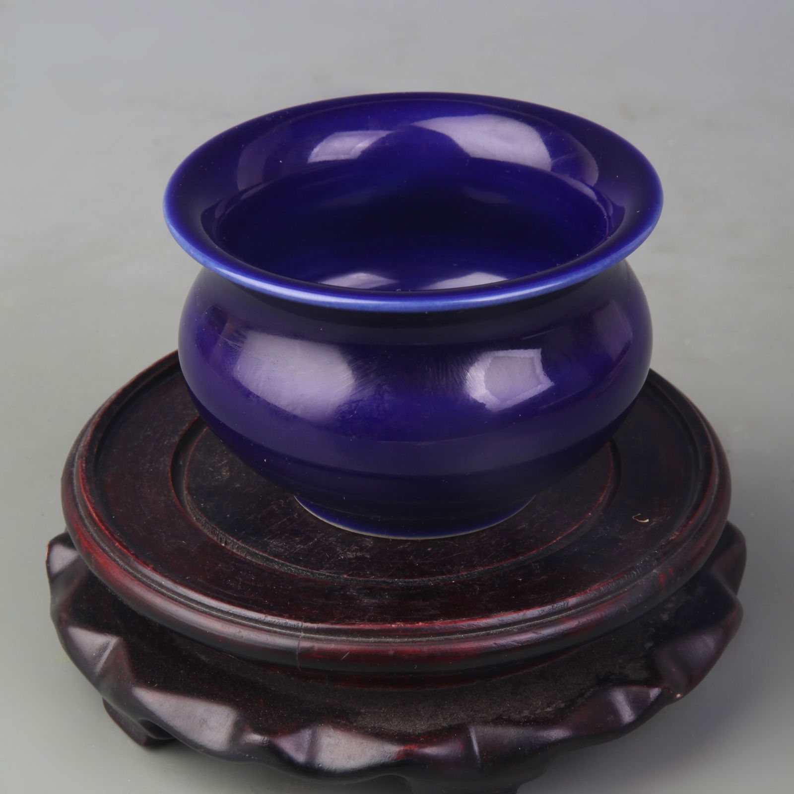 A FINE DARK BLUE COLOR GLAZED PORCELAIN WATER BASIN: Ming Dynasty JiaQing Style; Diameter: 3.4 inch; High: 2.2 inch;