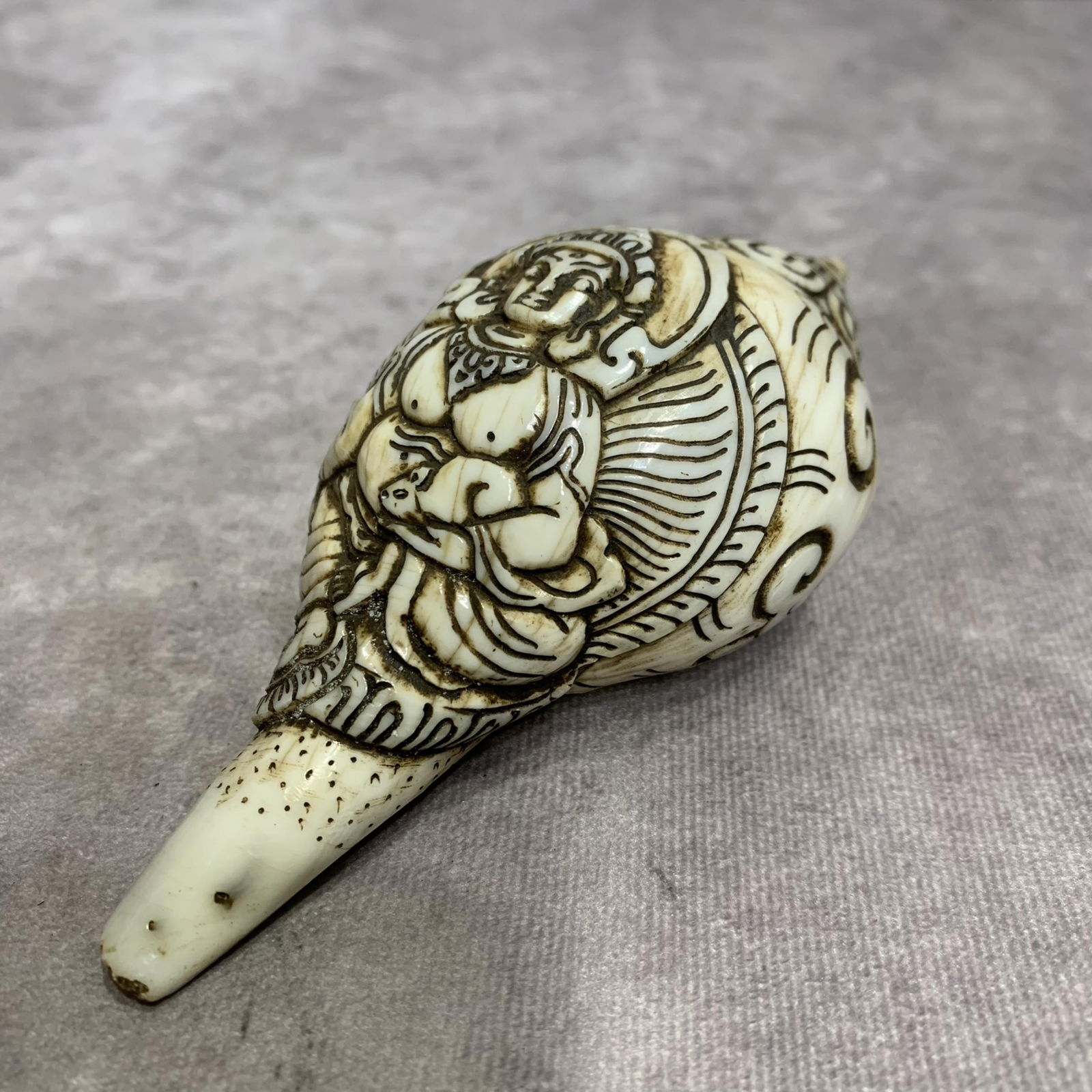 A FINELY CARVED TIBETAN BUDDHISM CONCH: Modern; High: 2.0 inch; Width: 2.2 inch; Long: 4.6 inch