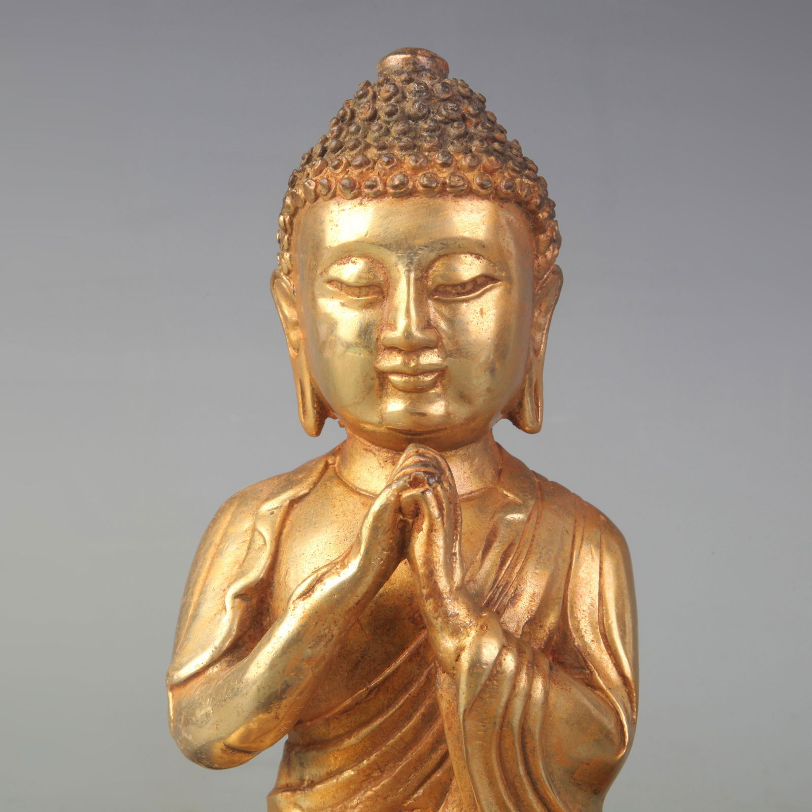 A SMALL BRONZE SHAKYAMUNI BUDDHA STATUE - 2