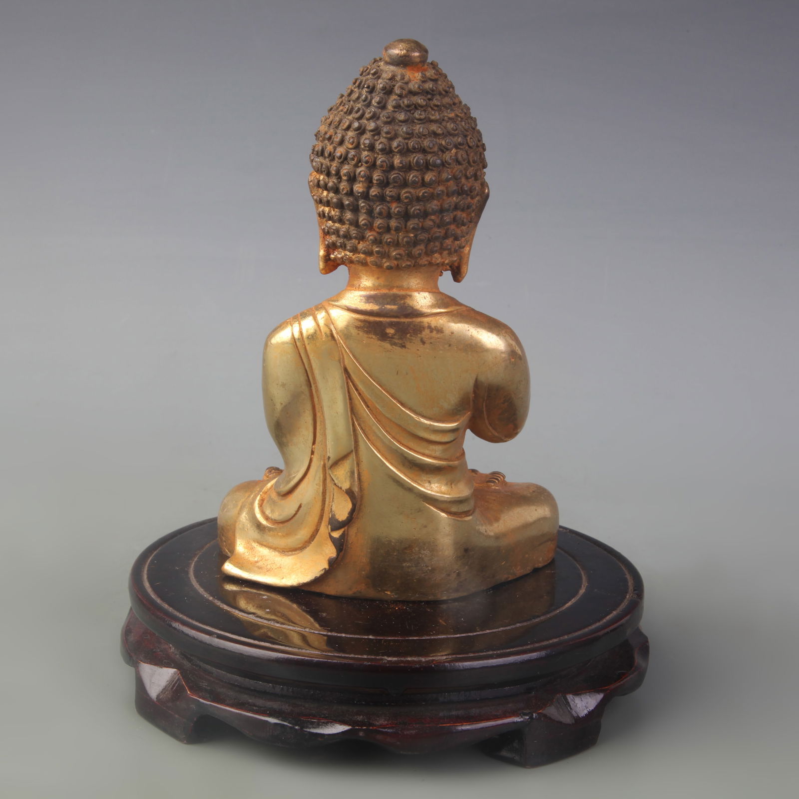 A SMALL BRONZE SHAKYAMUNI BUDDHA STATUE - 4