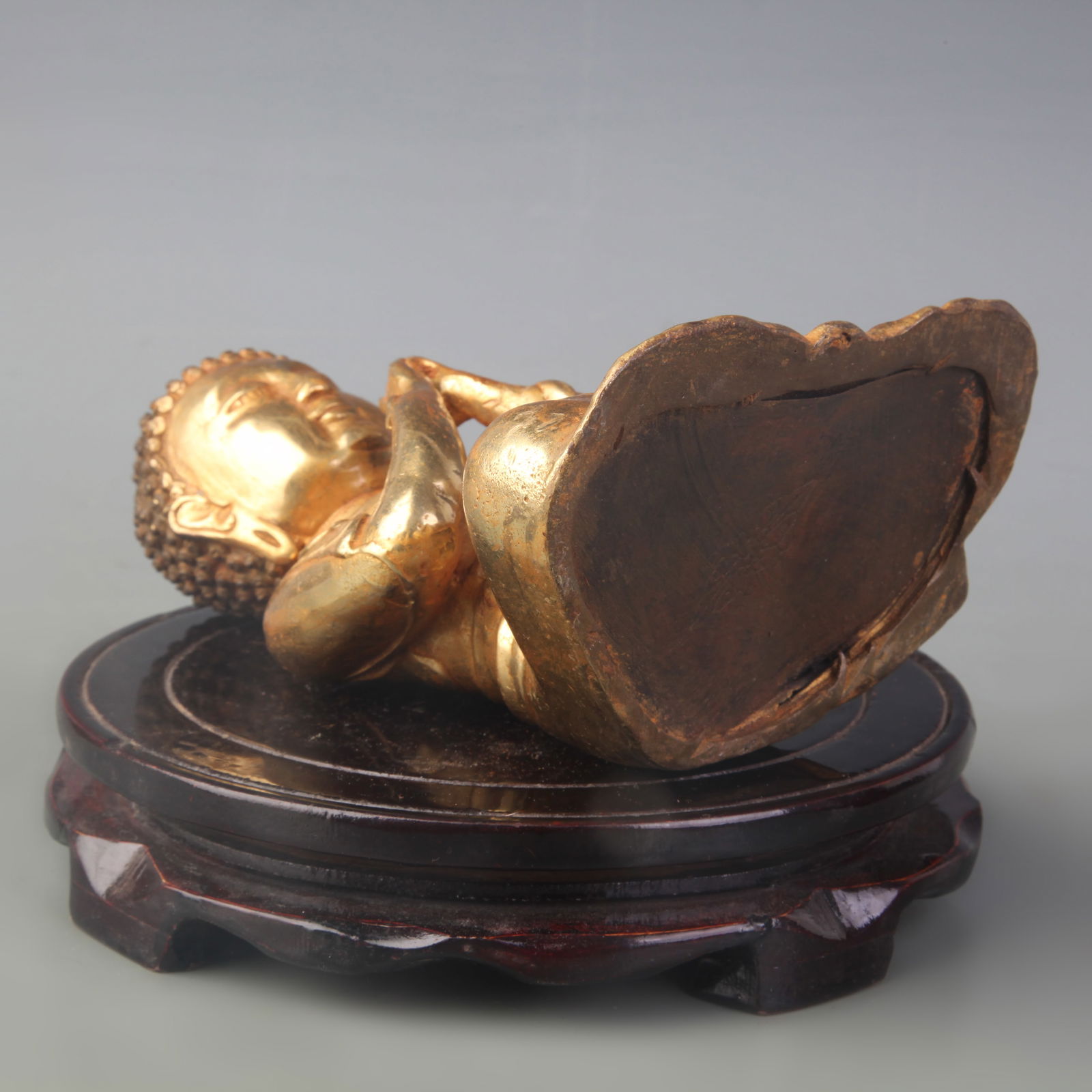 A SMALL BRONZE SHAKYAMUNI BUDDHA STATUE - 5