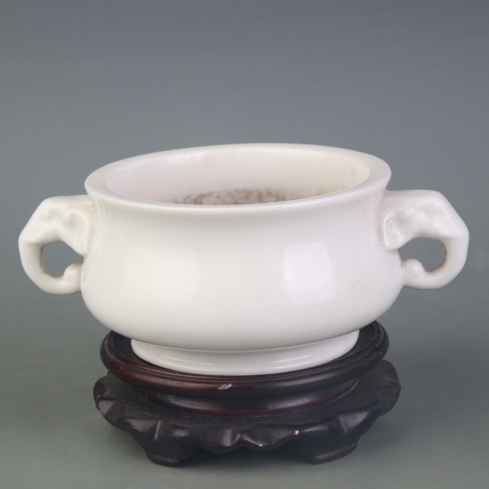 DEHUA WHITE PORCELAIN CENSER WITH ELEPHANT HANDLES AND CIRCULAR FOOT: Ming Dynasty Xuan De Period; Diameter: 5.0 inch; High:2.9 inch