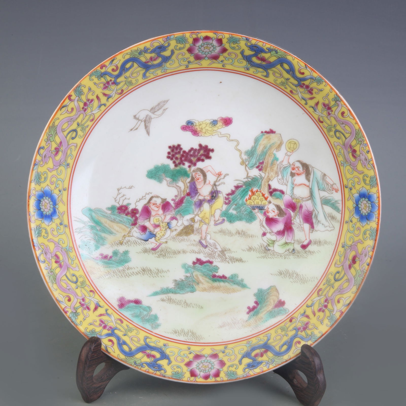 ENAMEL PORCELAIN PLATE WITH FIGURE PATTERNS (1 of 5)
