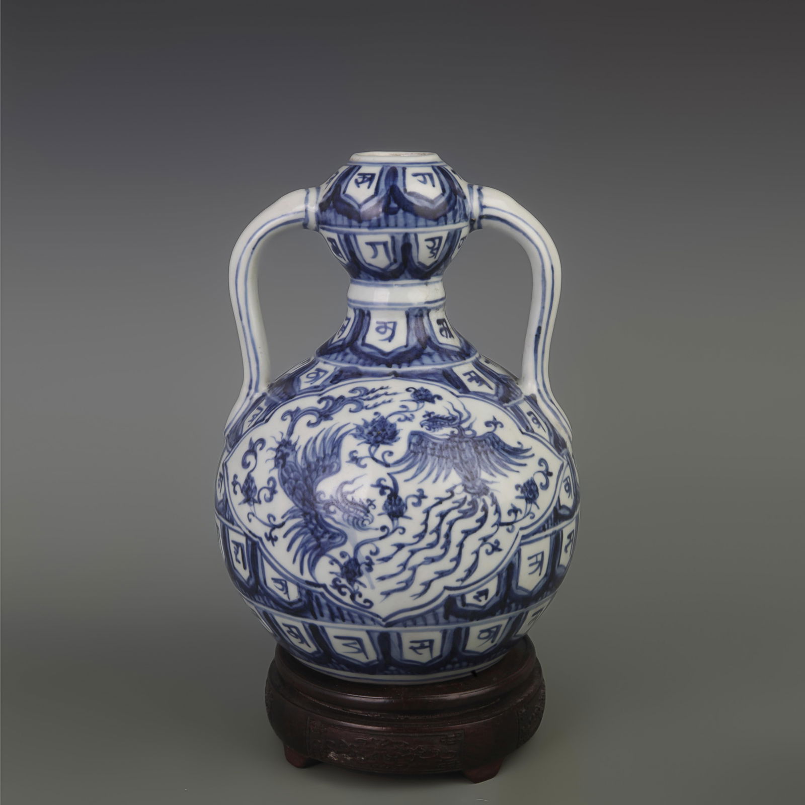 BLUE AND WHITE GARLIC HEAD SHAPED PORCELAIN VASE: Ming Dynasty, Diameter: 6.5 inch; High: 9.5 inch;