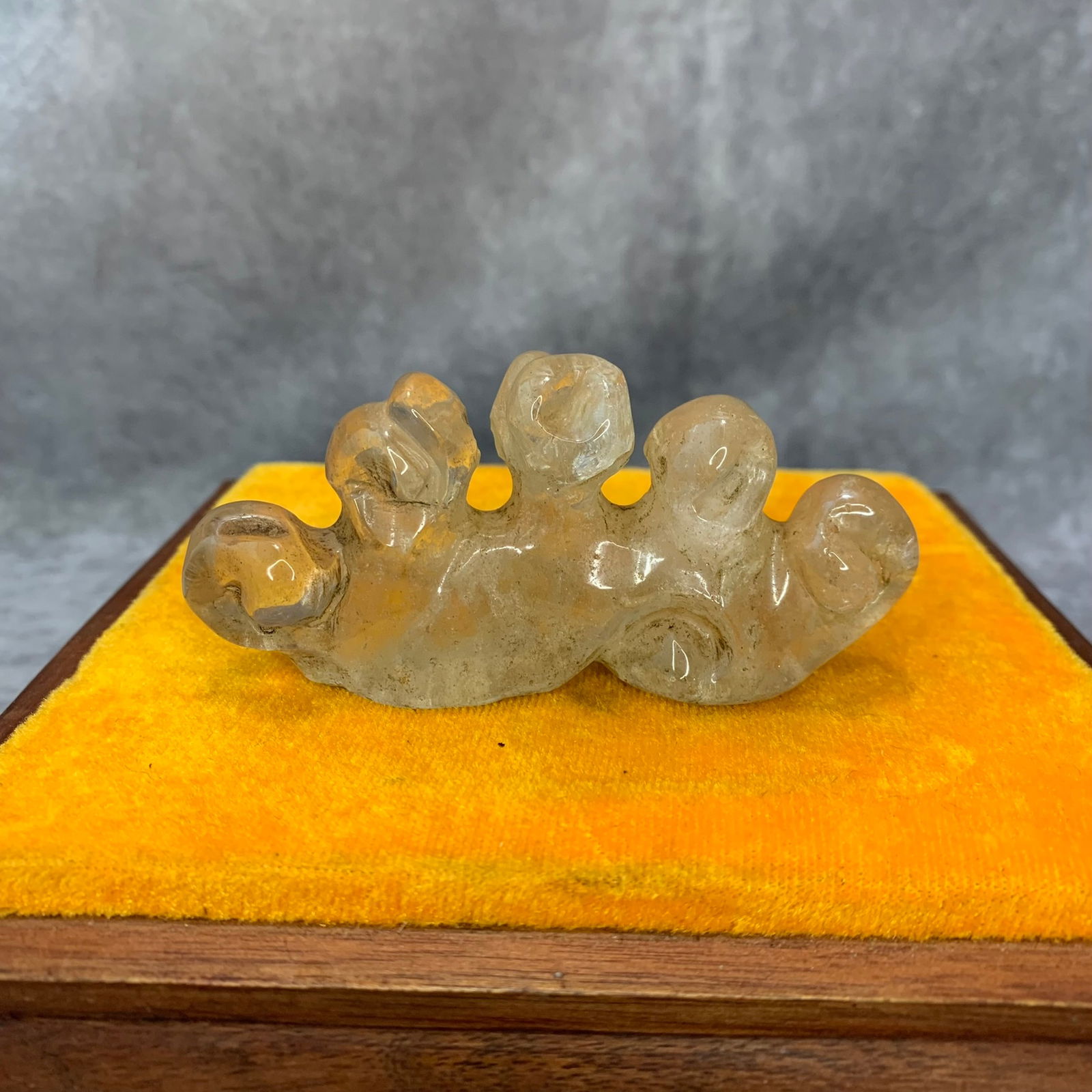 A FINE CRYSTAL MADE PEN STAND: Modern; High: 1.8 inch; Width: 0.8 inch; Long: 3.7 inch