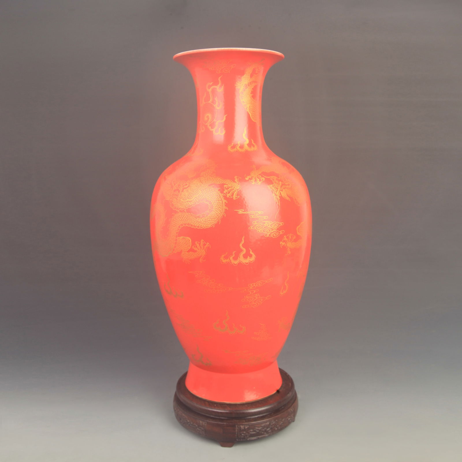 FAMILLE ROSE RED GROUND DRAGON PATTERN PORCELAIN VASE: Qing Dynasty Kangxi Period Diameter:High: 16.8 inch; Diameter: 7.50 inch