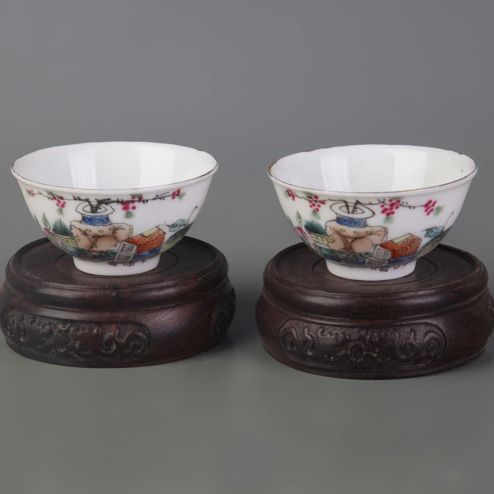 PAIR OF FAMILLE ROSE FRUIT-PATTERNED SMALL BOWLS: Qing Dynasty; Li Hua Qi Ye Gong Si Mark. Diameter: 2.6 inch; High: 1.2 inch