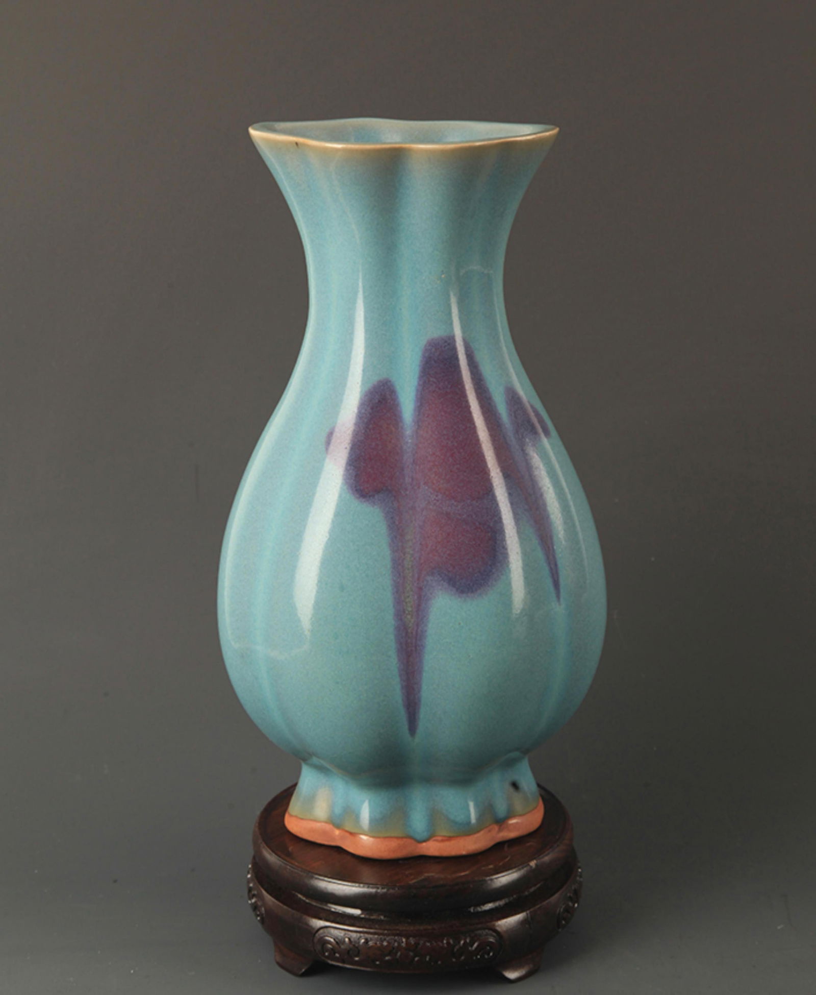 A JUN YAO BEGONIA STYLE JAR: Song Dynasty Style, High: 9.75 inch; Width: 5.5 inch;