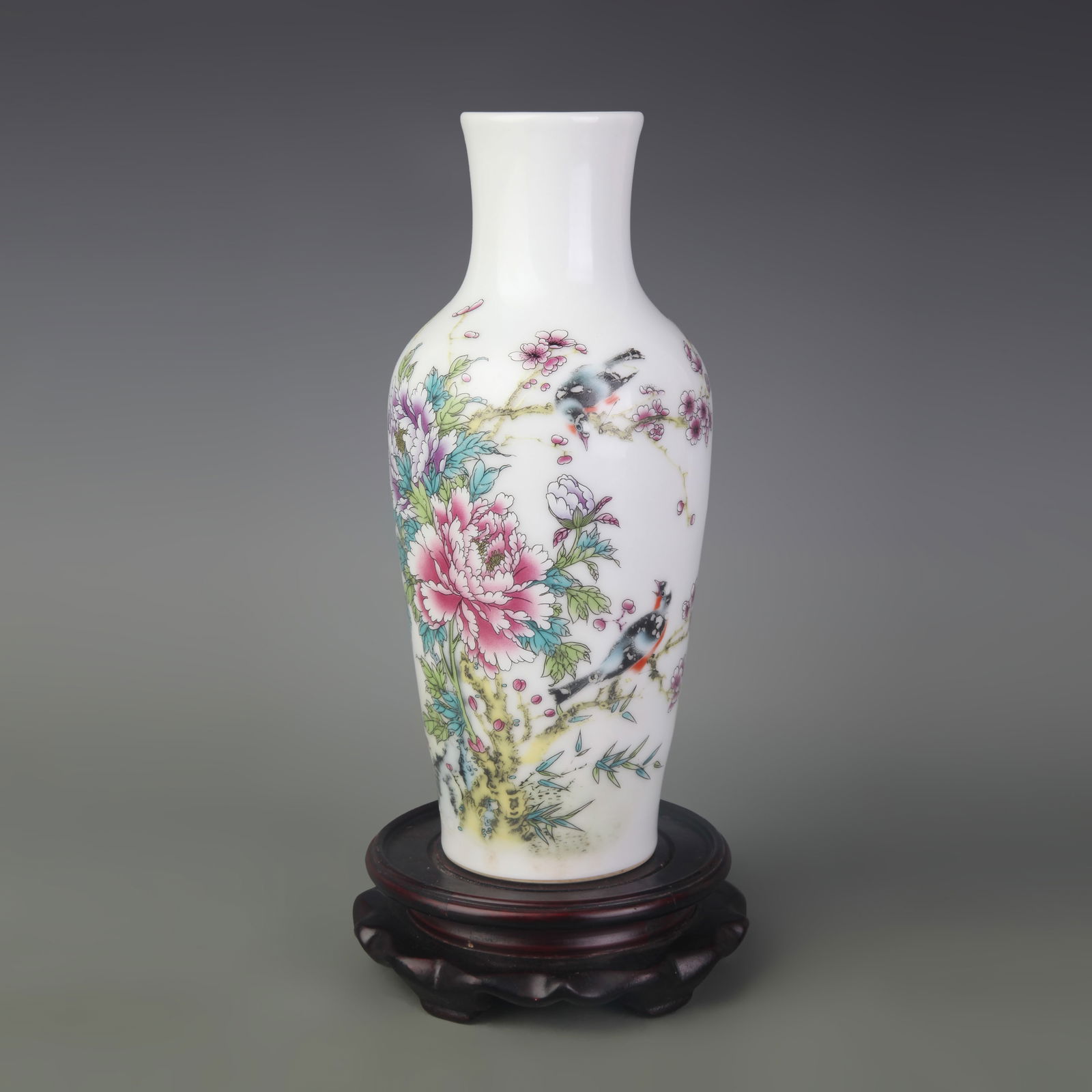 A FAMILLE ROSE FLOWER AND BIRD PATTERN PORCELAIN VASE: Qing Dynasty Yong Zheng Period; Diameter: 2.2 inch; High: 9.4 inch