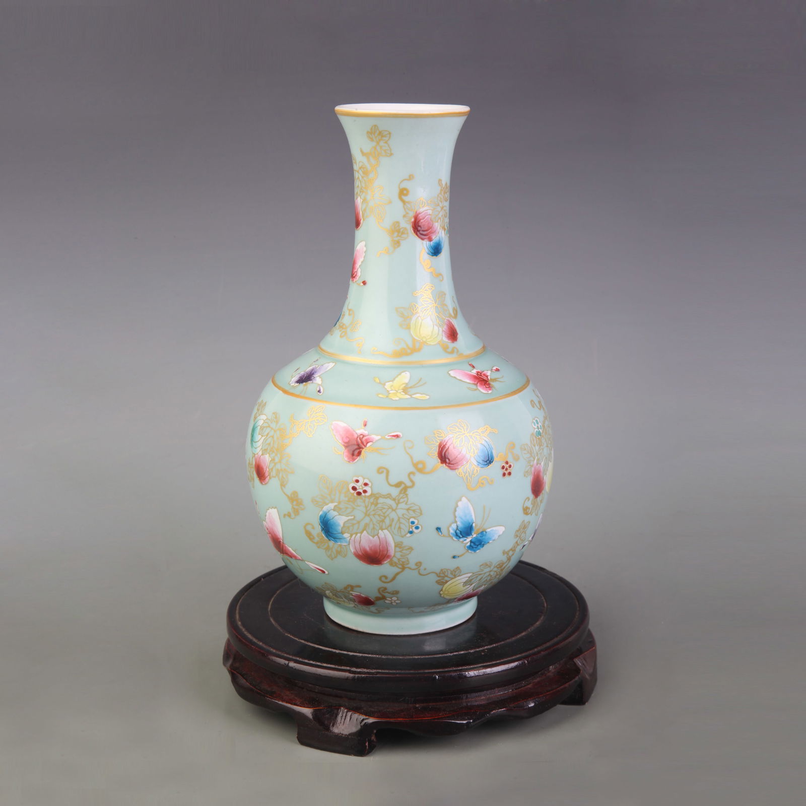 FAMILLE ROSE FLOWER AND BIRD PATTERN APPRECIATION PORCELAIN VASE: Qing Dynasty Qian Long Period; Diameter: 2.8 inch; High: 9.0 inch;