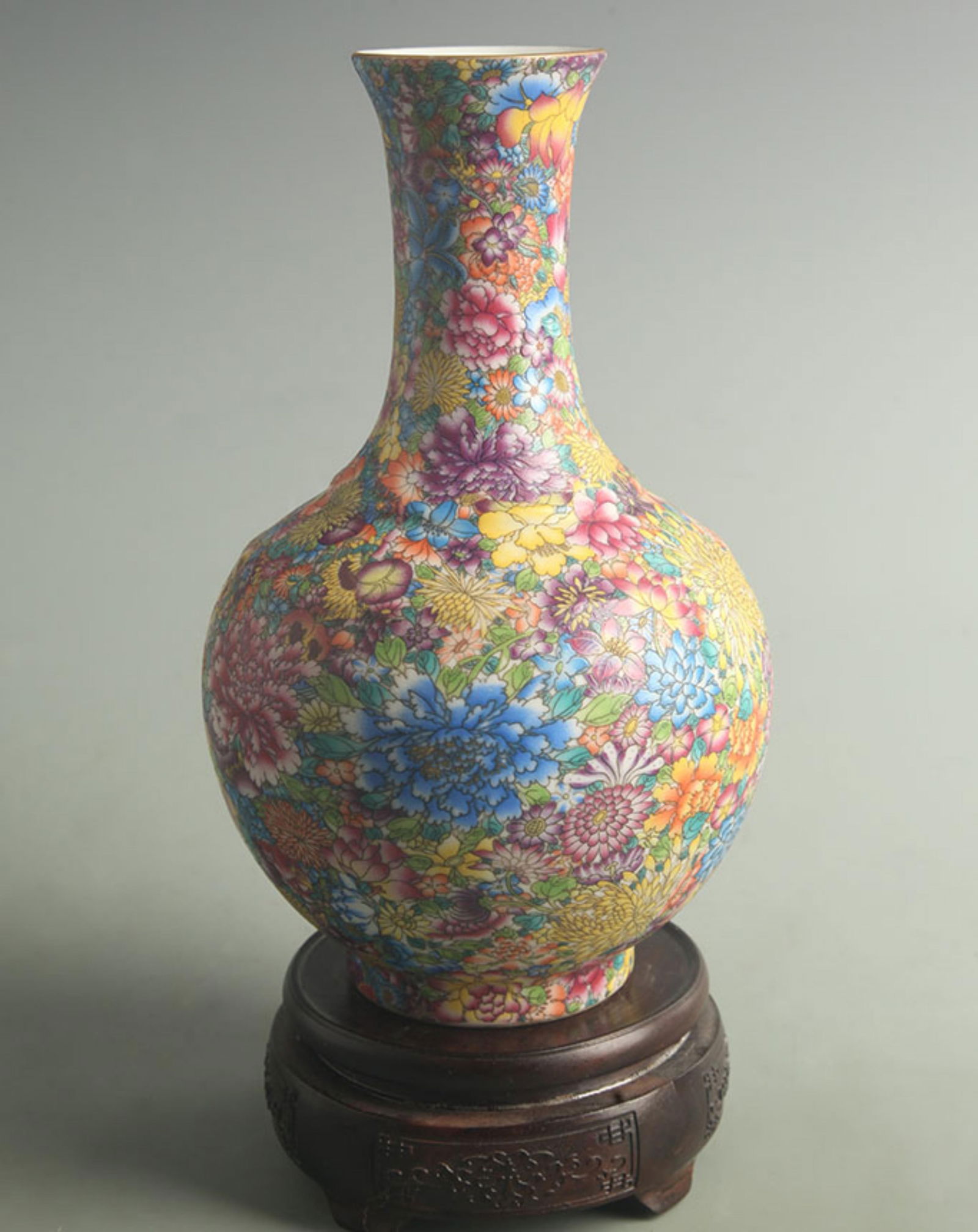 FAMILLE ROSE “TEN THOUSAND FLOWERS?? PORCELAIN VASE: Qing Dynasty Qian Long Period; High: 9.00 inch; Width: 5.00 inch
