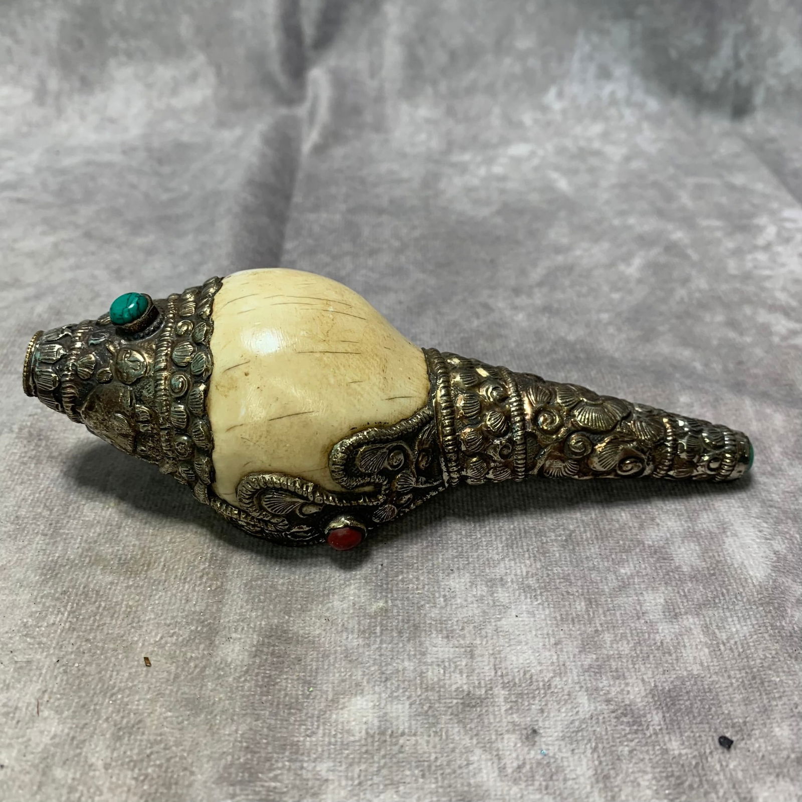 TIBETAN BUDDHIST SILVER INLAID JEWEL CONCH SHELL: Qing Dynasty; Long: 6.5 inch; Width: 2.3 inch; High: 2.0 inch