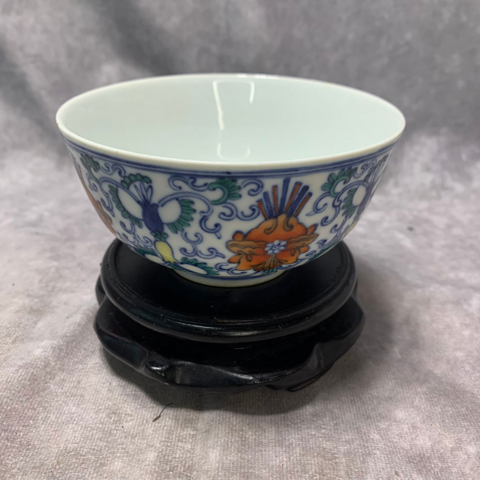 FAMILLE ROSE BLUE AND WHITE UNDERGLAZE RED BOWL WITH QIANLONG MARK (1 of 4)
