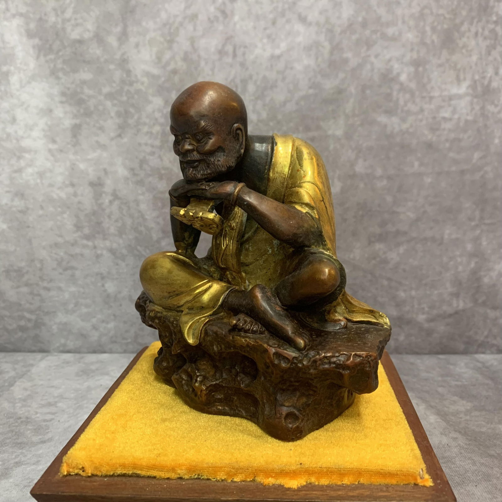 A FINE BRONZE LU HAN STATUE - 2