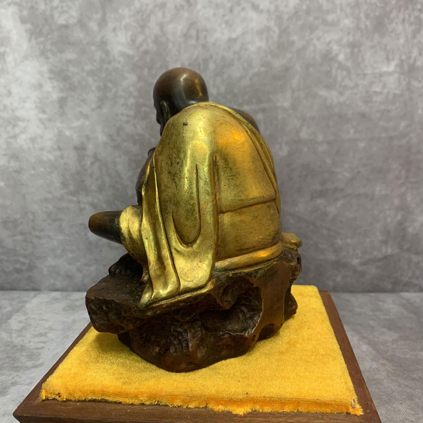 A FINE BRONZE LU HAN STATUE - 3