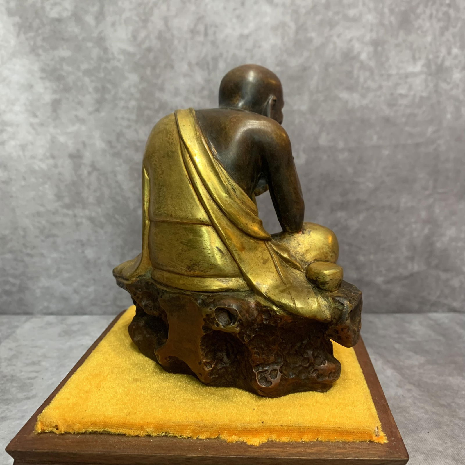 A FINE BRONZE LU HAN STATUE - 4