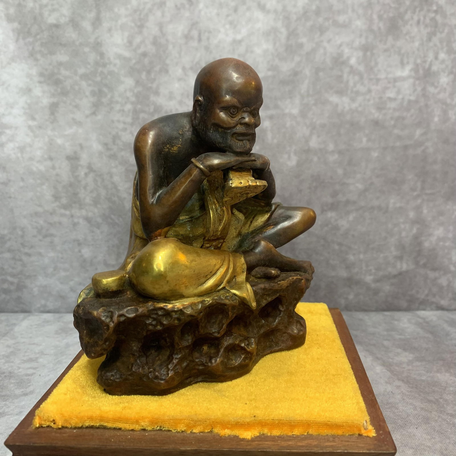 A FINE BRONZE LU HAN STATUE - 5