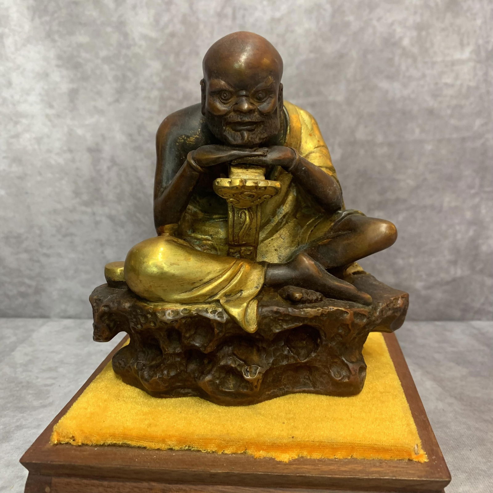 A FINE BRONZE LU HAN STATUE - 6