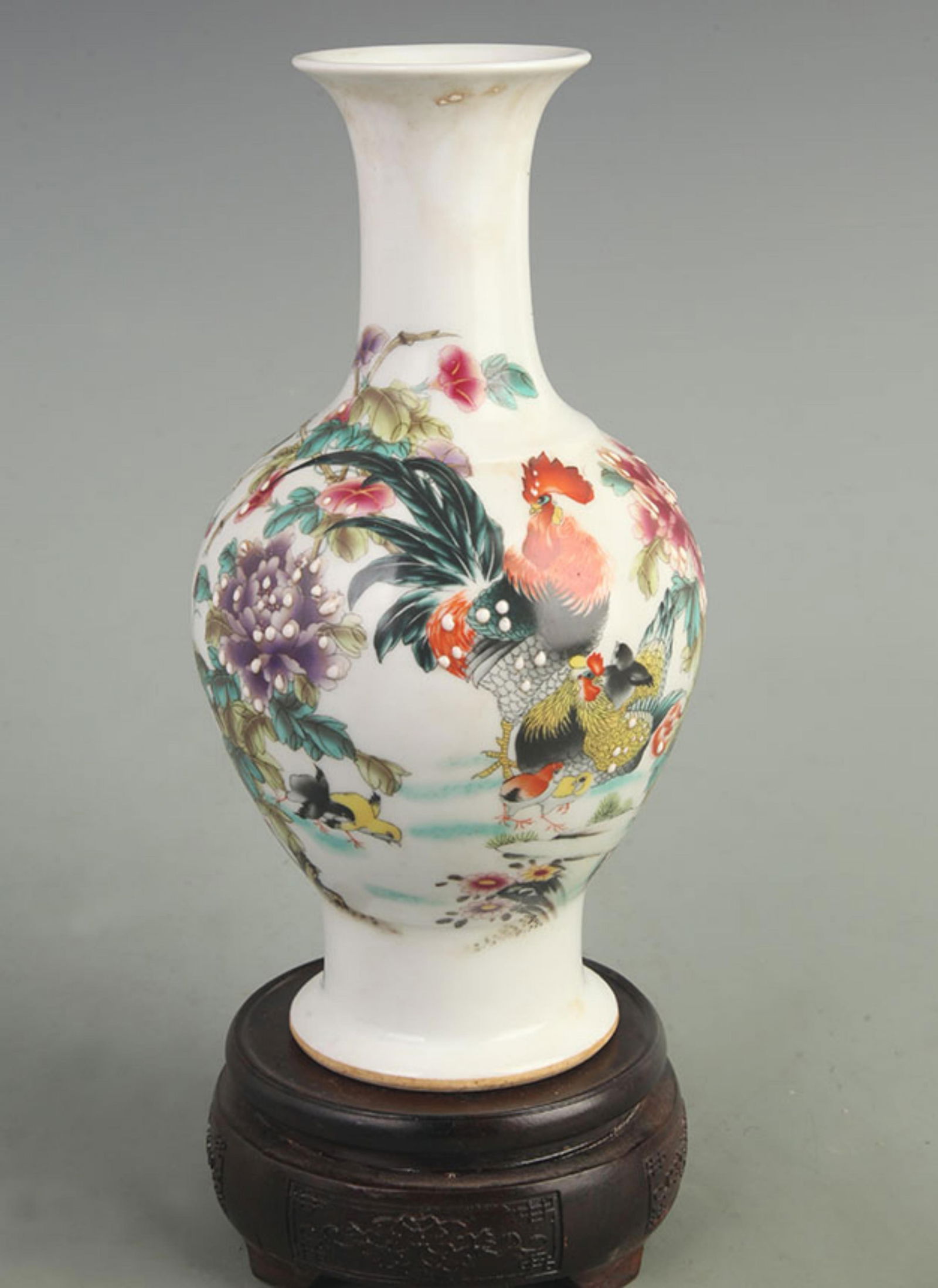 FAMILLE ROSE CHICKEN PATTERN “HAPPINESS?? PORCELAIN APPRECIATION VASE: Qing Dynasty Qian Long Period; High: 9.00 inch; Width: 4.50 inch