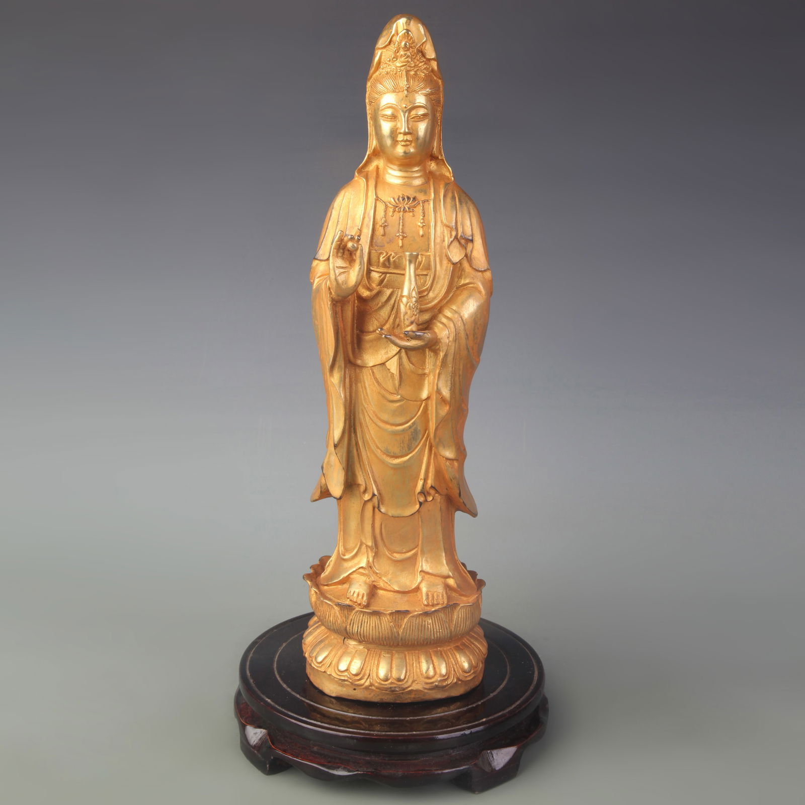 A FINE GILT BRONZE GUANYIN STATUE: Qing Dynasty; High:13.7 inch