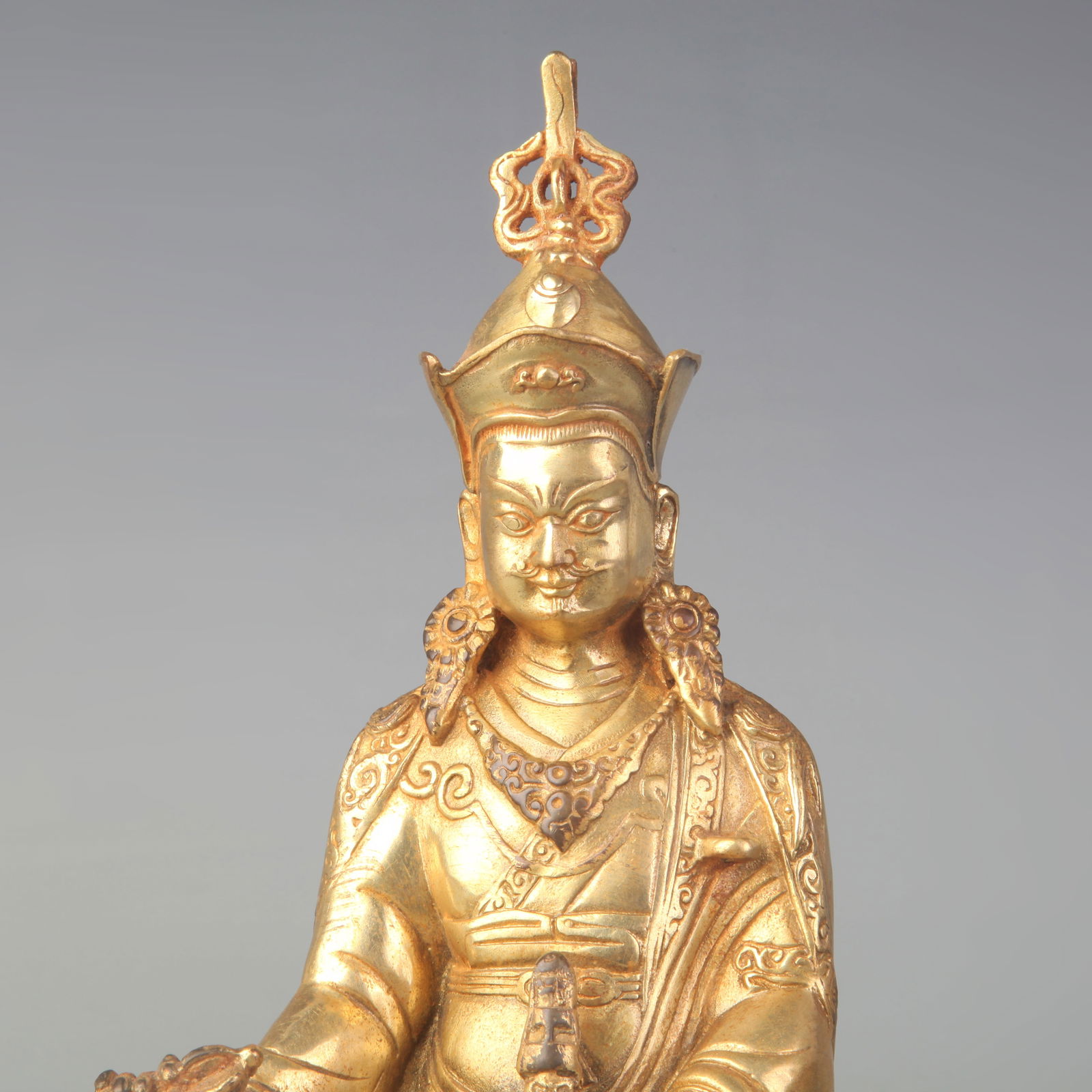 A FINE BRONZE GUANYIN STATUE - 2