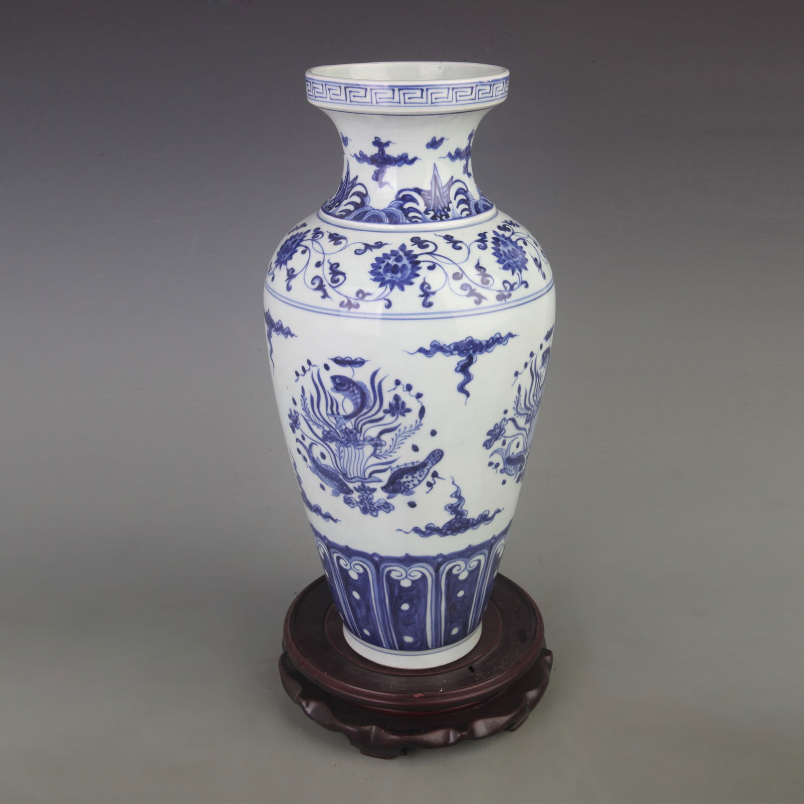BLUE AND WHITE COLOR FISH PATTERN PORCELAIN VASE: Ming Dynasty Style; Diameter: 6.7 inch; High: 15.0 inch;