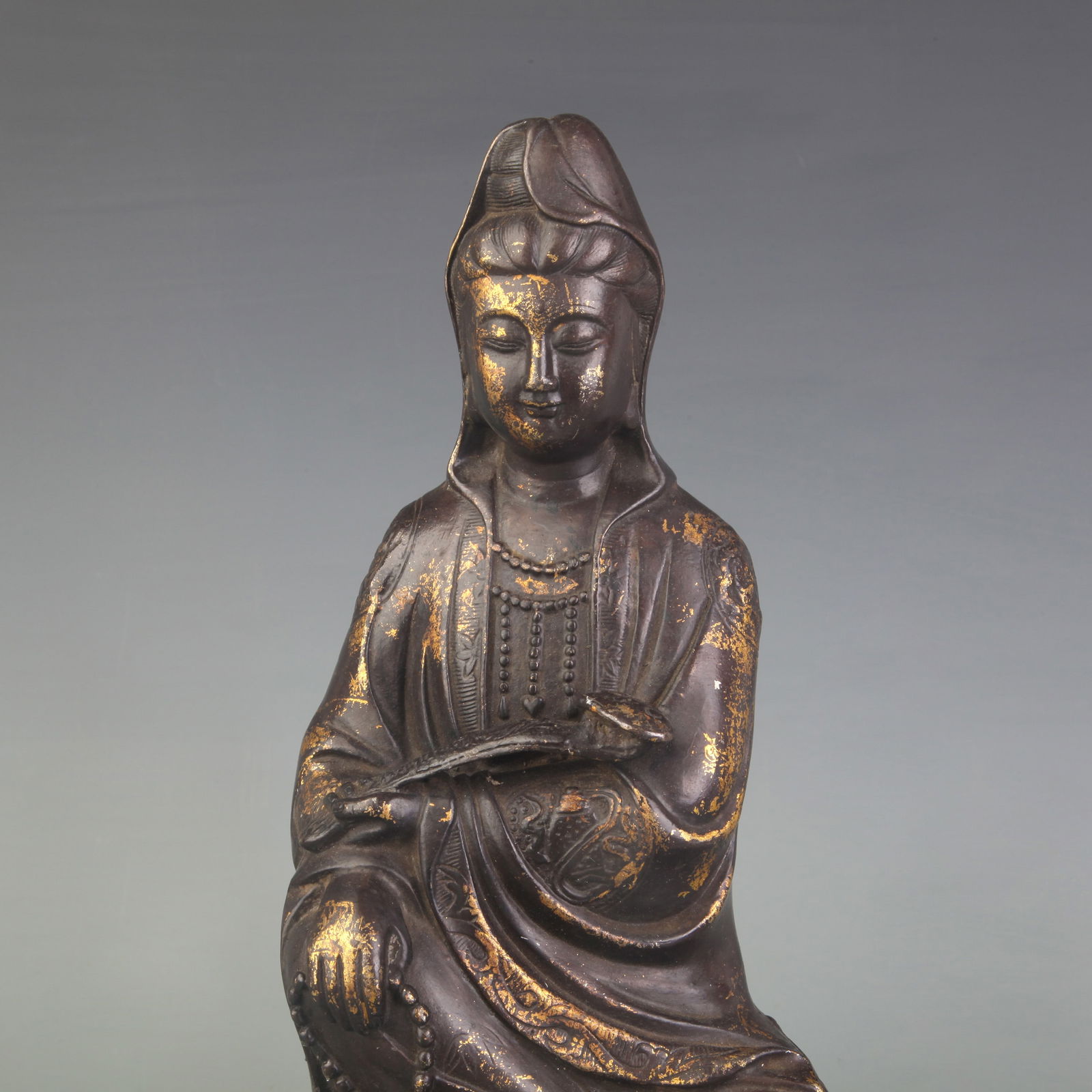 A FINE SEATED GUANYIN STATUE - 2
