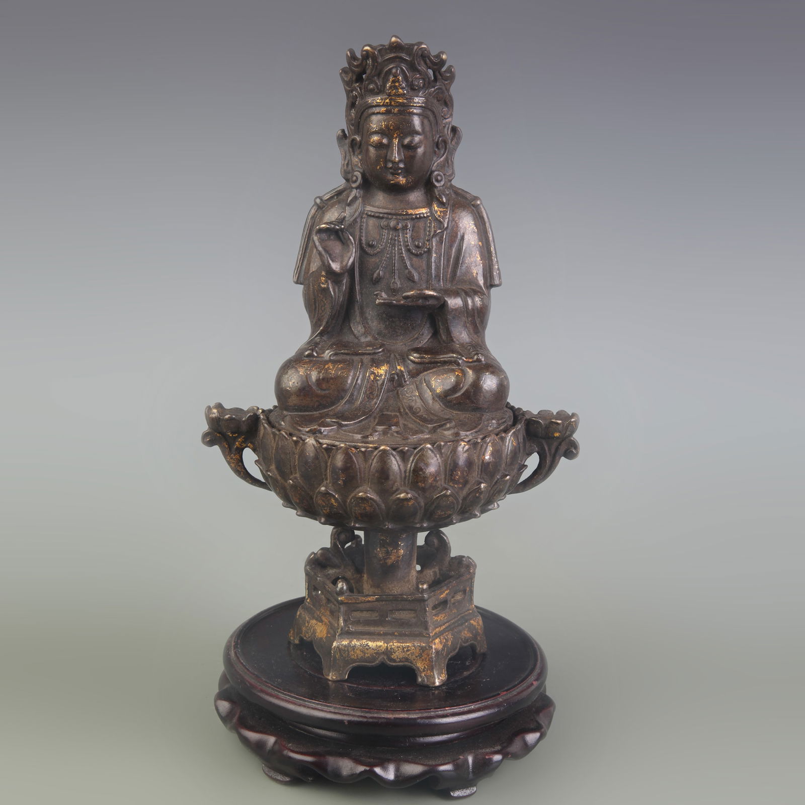 A FINE BONZE GUANYIN SITTING STATUE: Qing Dynasty; High: 9.1 inch