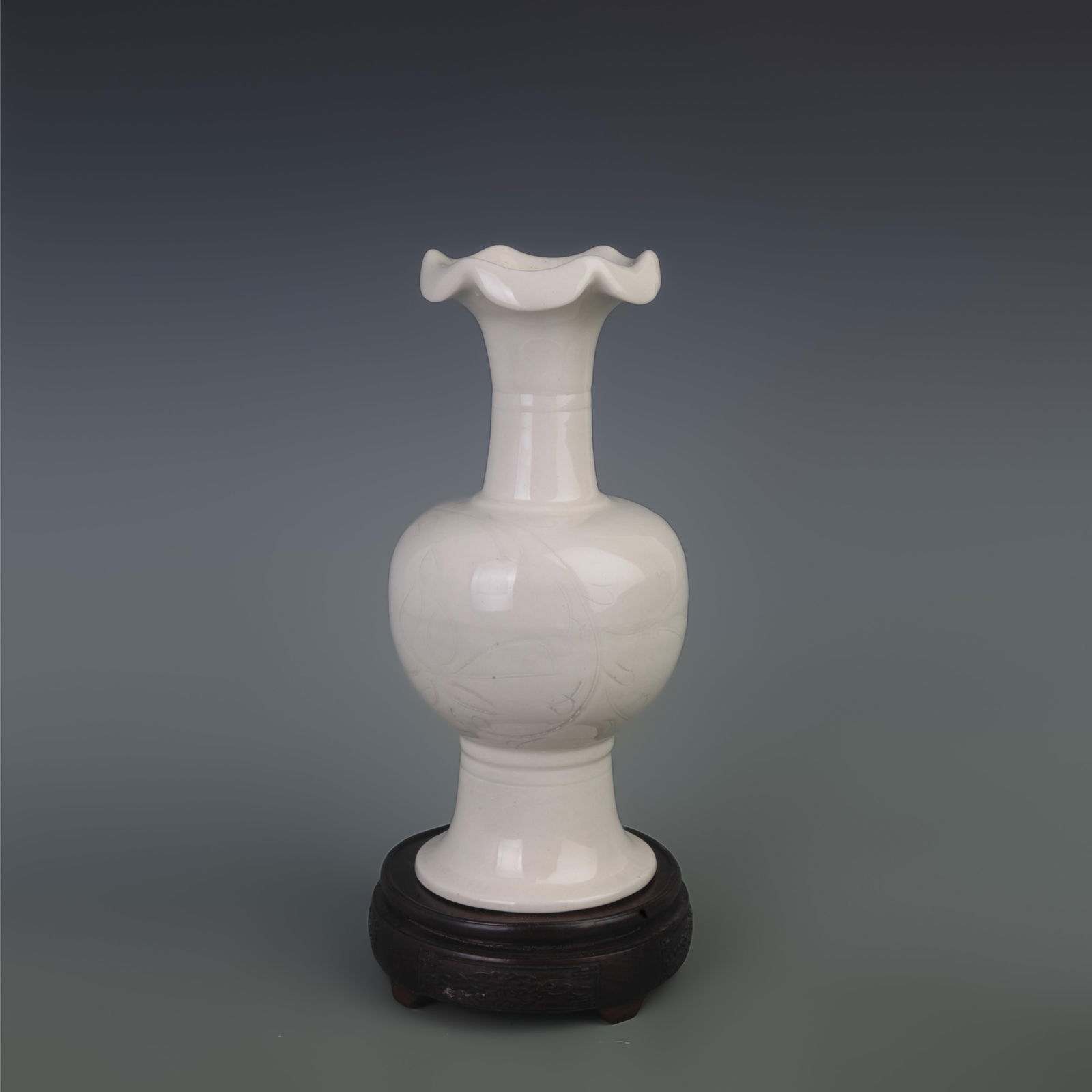 A FINE WHITE GLAZED FLOWER PATTERN PORCELAIN VASE: Qing Dynasty; Diameter: 4.8 inch; High: 10.4 inch;