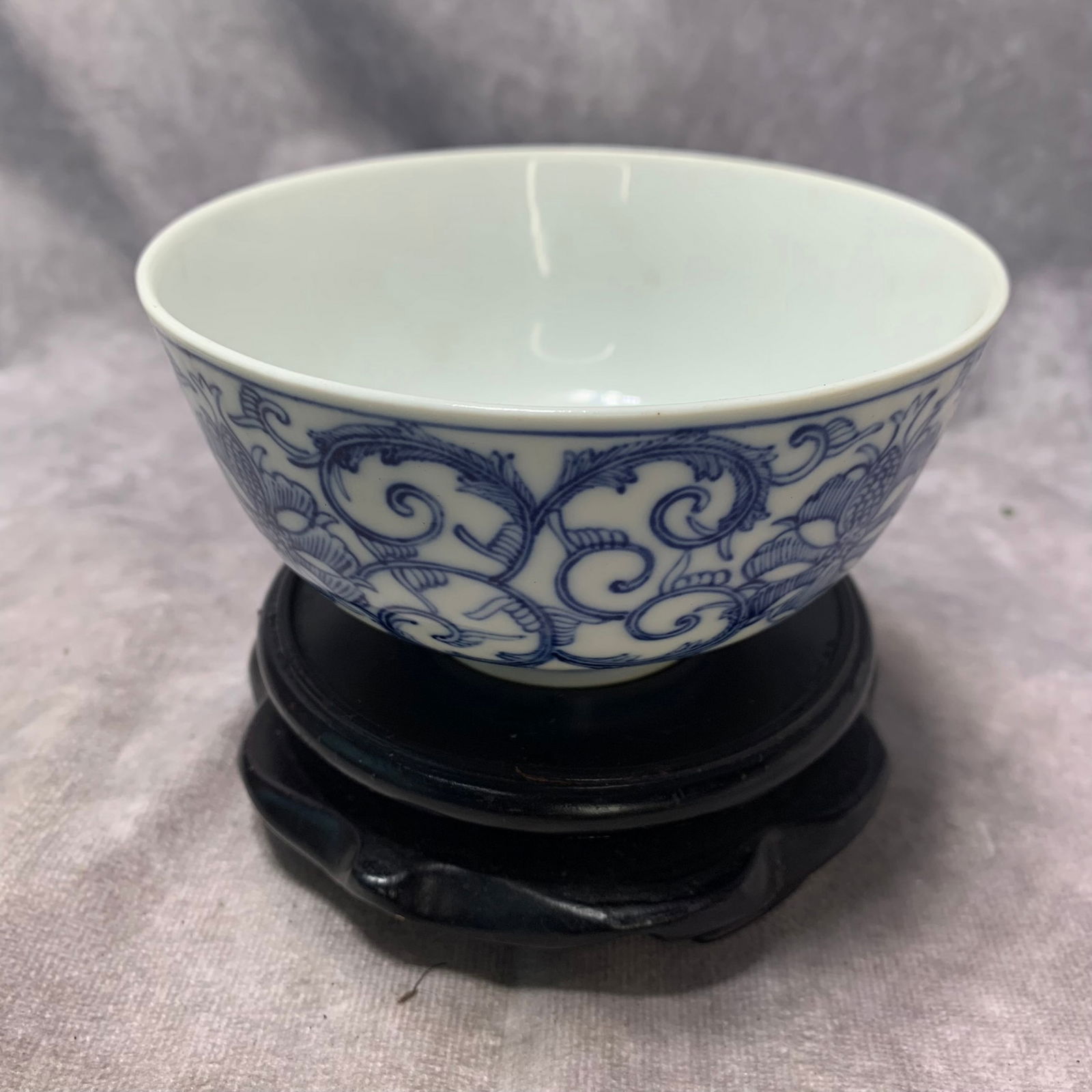 BLUE AND WHITE PORCELAIN LOTUS BOWL WITH QIANLONG MARK: Qing Dynasty; High: 2.5 inch; Diameter: 4.5 inch