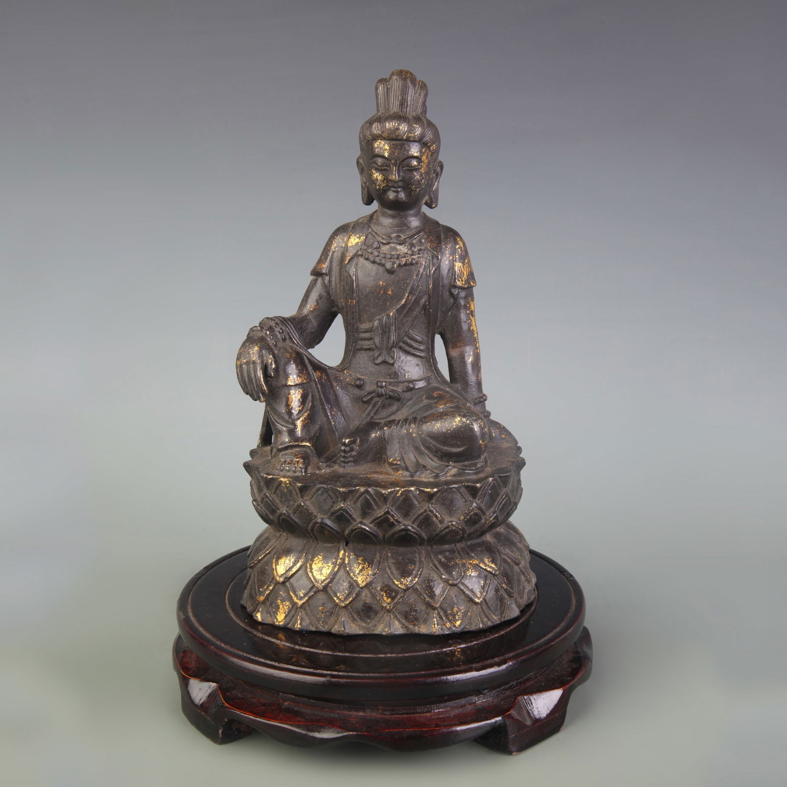A FINE BRONZE GUANYIN STATUE: Qing Dynasty; High: 9.5 inch