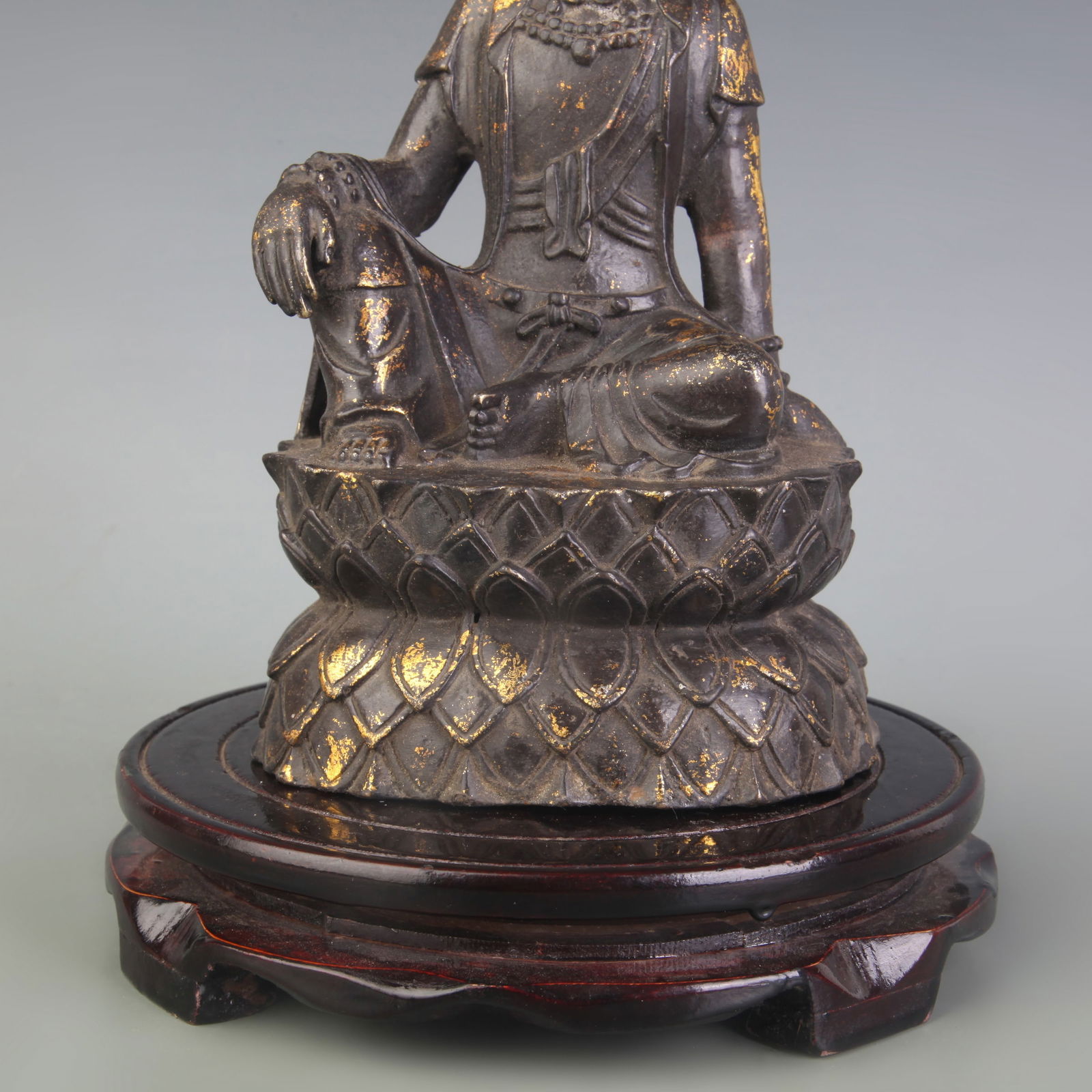 A FINE BRONZE GUANYIN STATUE - 3