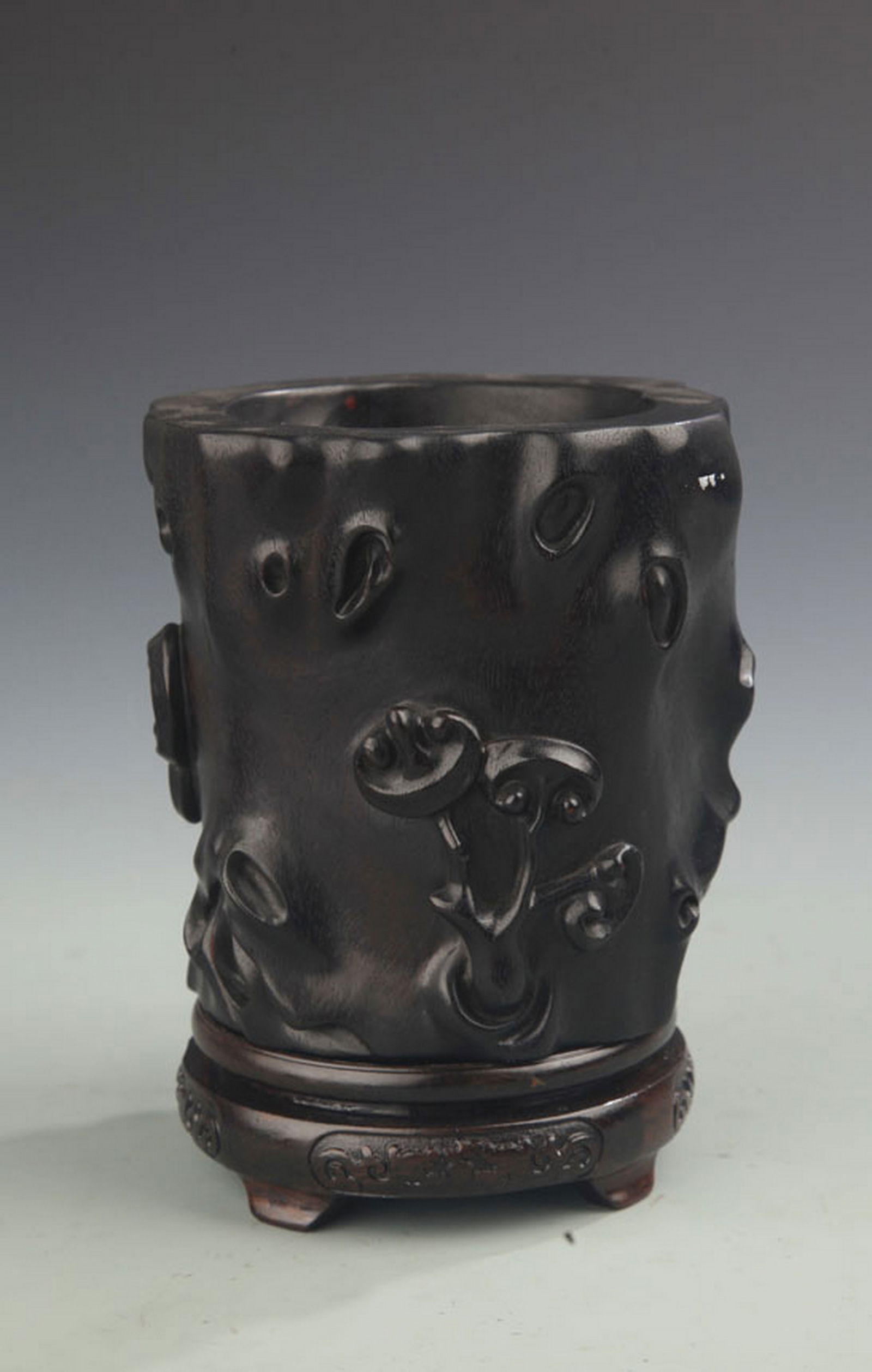 RARE ROSEWOOD GANODERMA SHAPED PEN HOLDER: Qing Dynasty, High: 5.0 inch; Width: 4.75 inch;