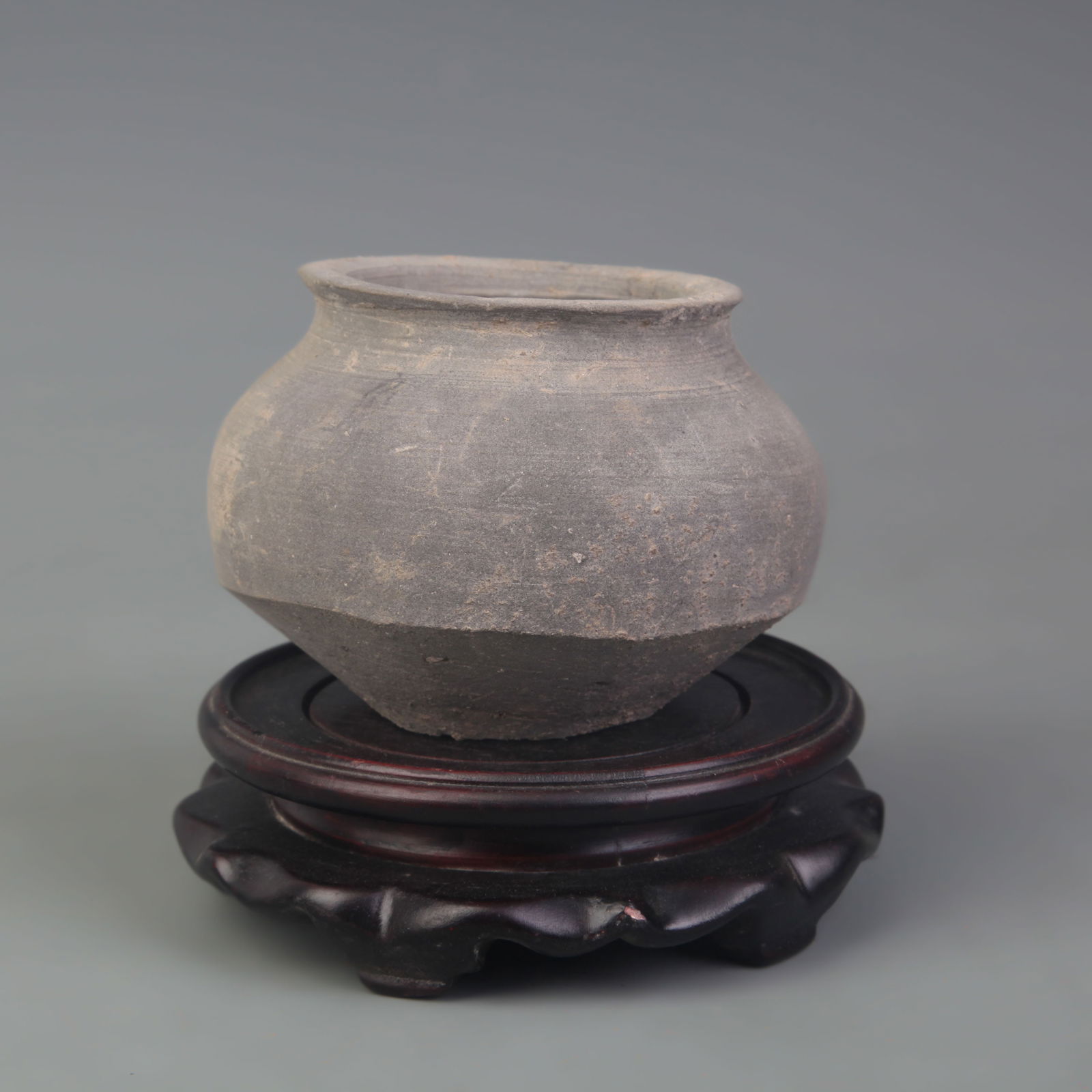 AN ANTIQUE POTTERY JAR (1 of 5)