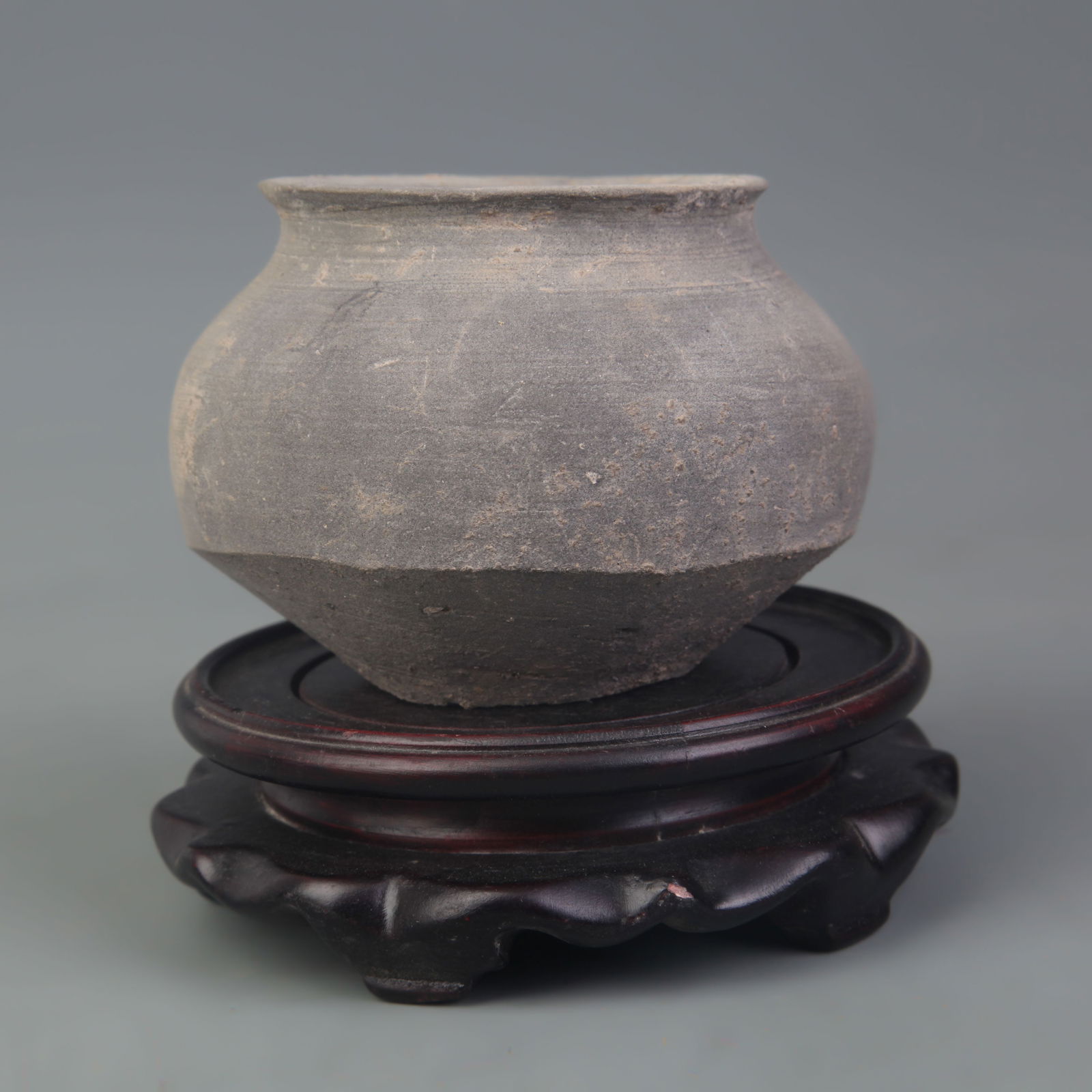 AN ANTIQUE POTTERY JAR - 3