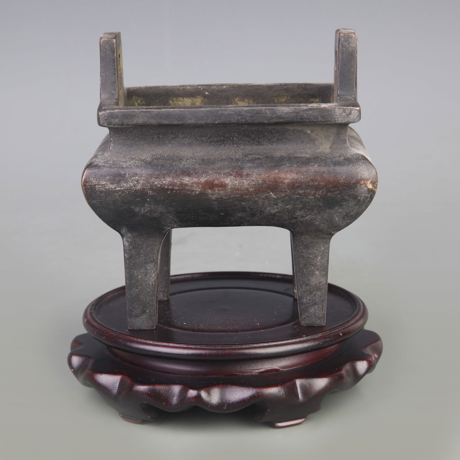 A FINE SQUARE INCENSE BURNER WITH EARS: Qian Long Nian Zhi Mark; Long: 4.3 inch; Width: 3.2 inch; High: 5.0 inch