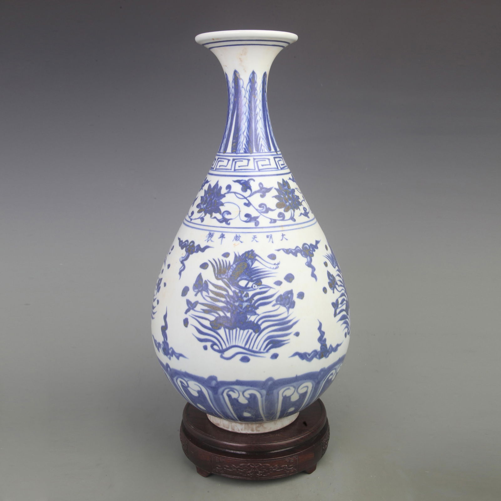 BLUE AND WHITE COLOR CRANE PATTERN PORCELAIN VASE: Ming Dynasty Xuan De Period, Diameter: 7.5 inch; High: 15.8 inch;
