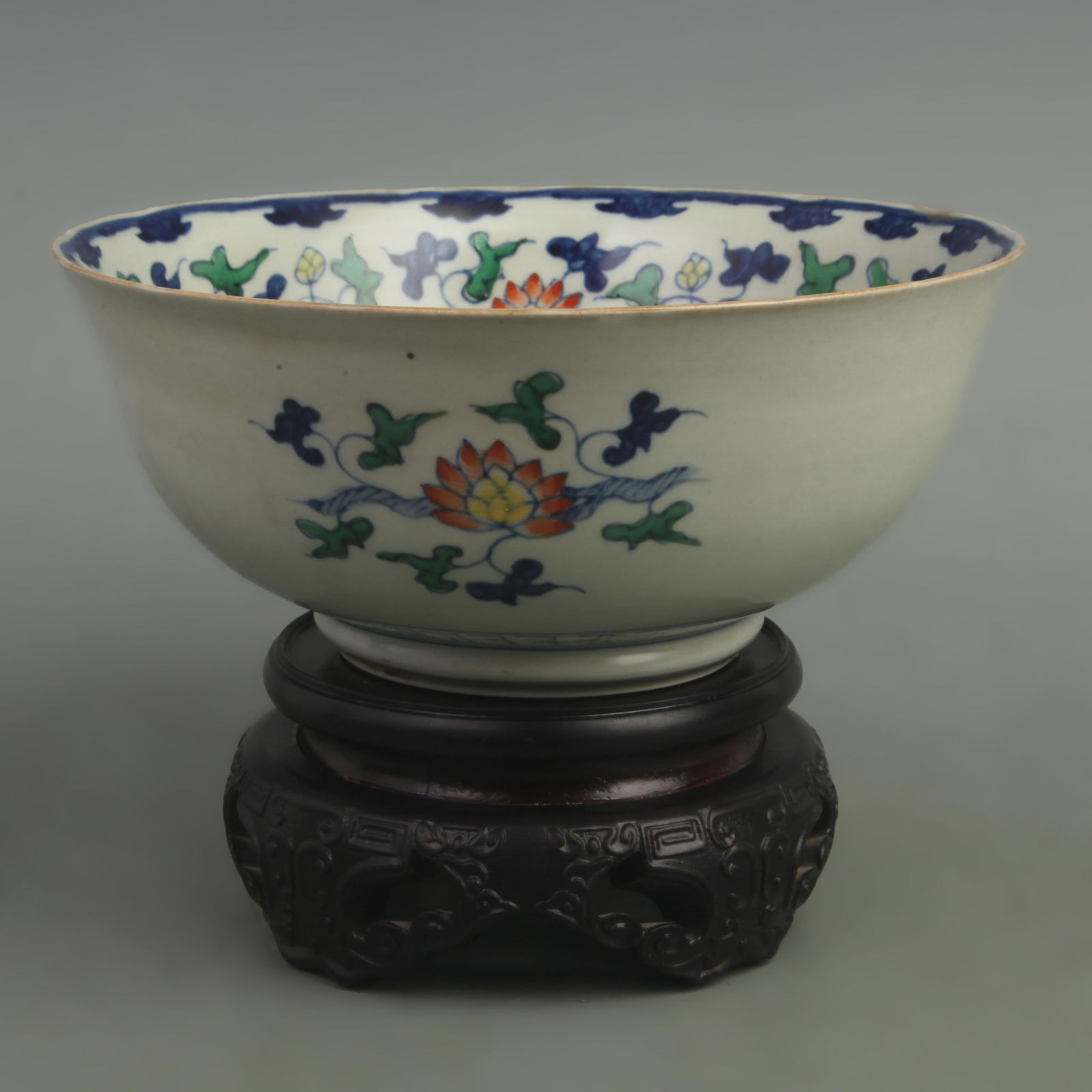 DOU CAI DRAGON PATTERN FLORAL PORCELAIN BOWL: Ming Dynasty Style Wan Li Period; High: 3.5 inch; Diameter: 8.5 inch