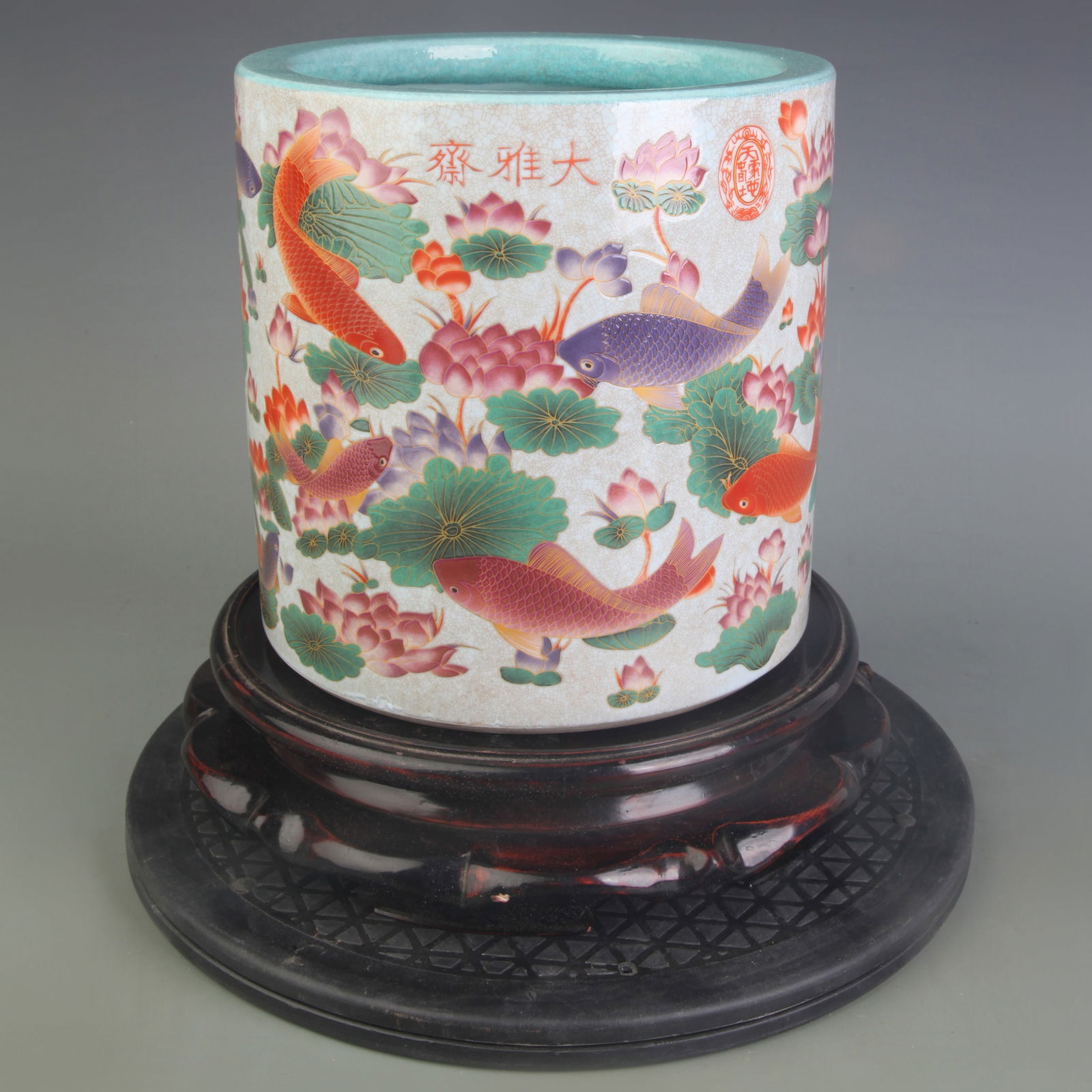 FAMILLE ROSE BRUSH POT WITH GREEN GROUND AND FISH MOTIFS: Qing Dynasty; Diameter: 7.6 inch; High: 7.6 inch