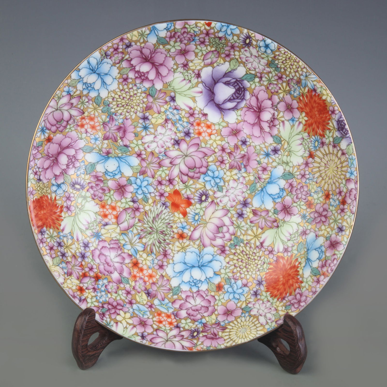 A FINE FAMILLE VERTE CHARACTER PATTERN PLATE: Qing Dynasty Kang Xi Period; Diameter: 8.8 inch