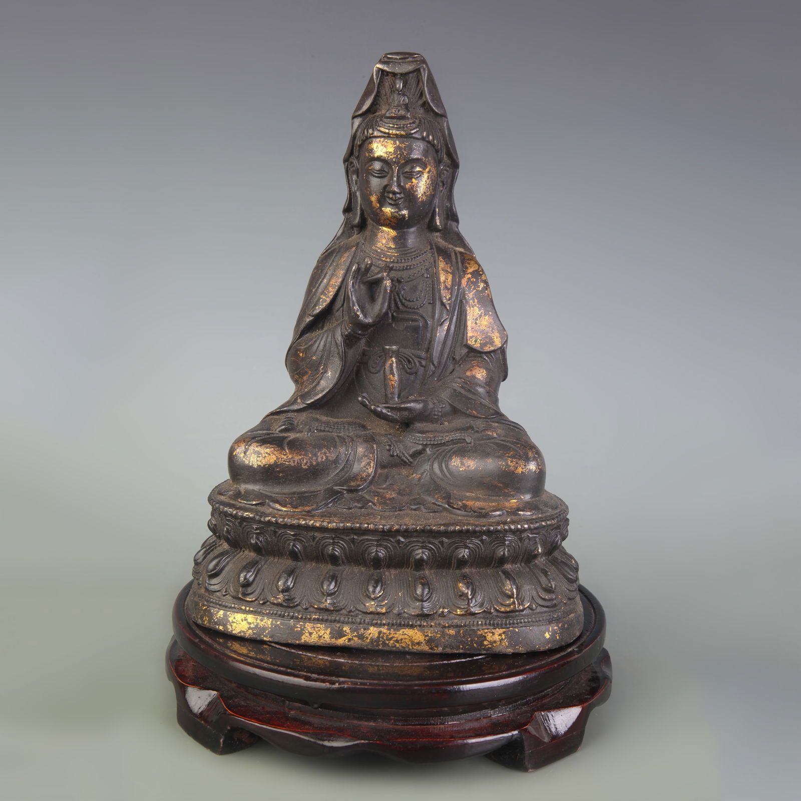 A FINE BRONZE GUANYIN STATUE: Qing Dynasty; High: 8.5 inch