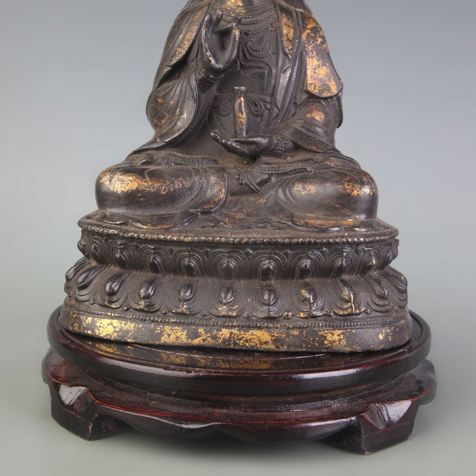 A FINE BRONZE GUANYIN STATUE - 3
