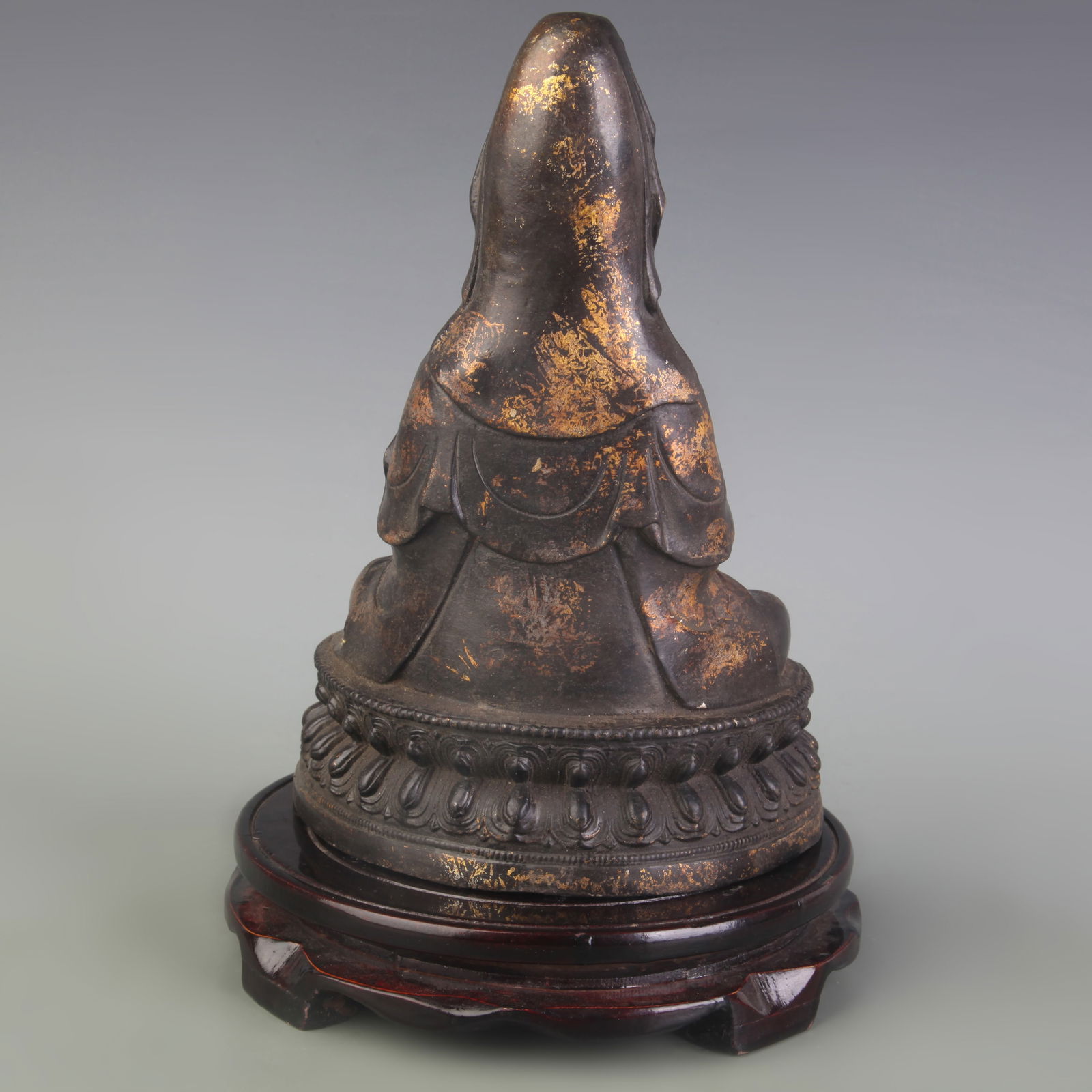 A FINE BRONZE GUANYIN STATUE - 4