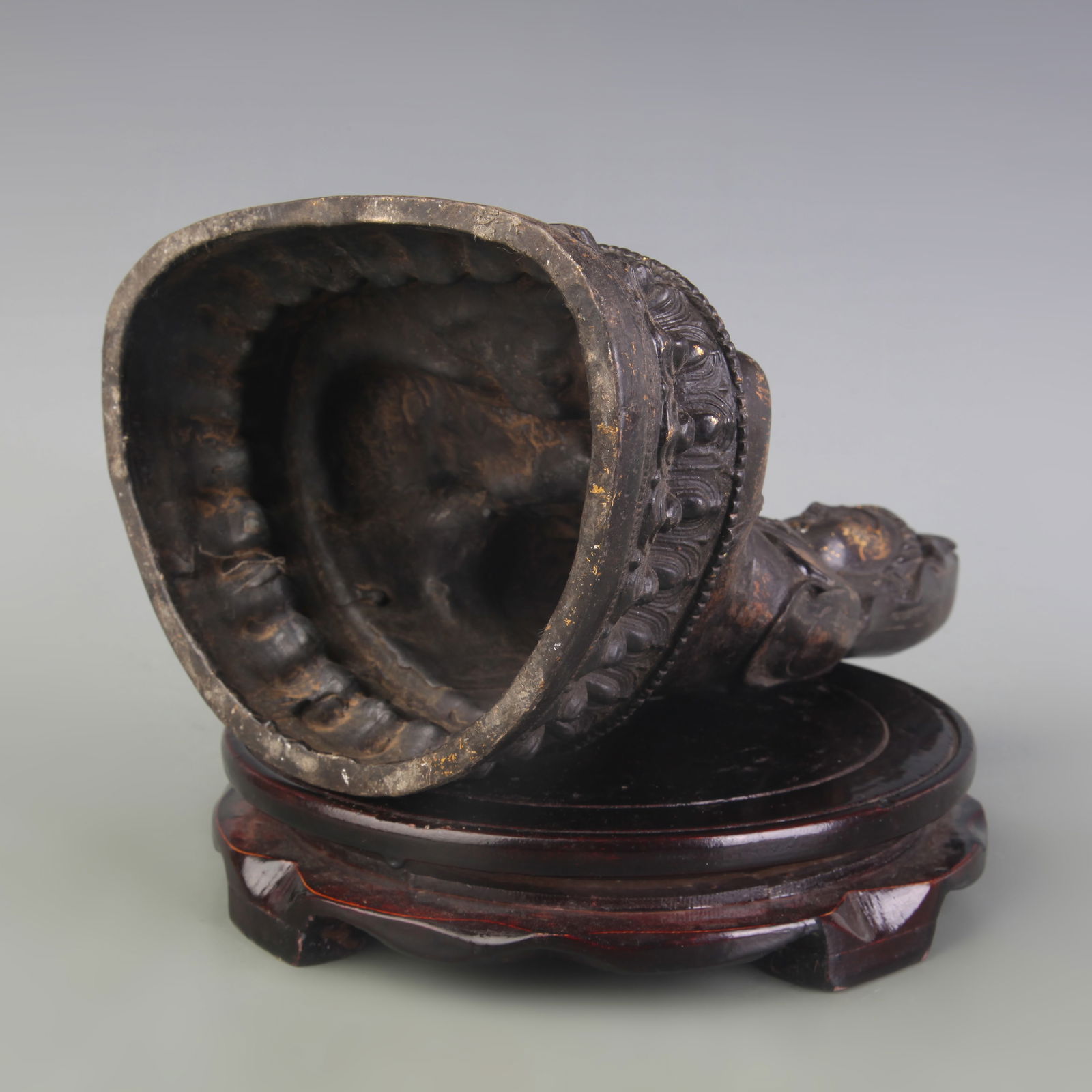 A FINE BRONZE GUANYIN STATUE - 5