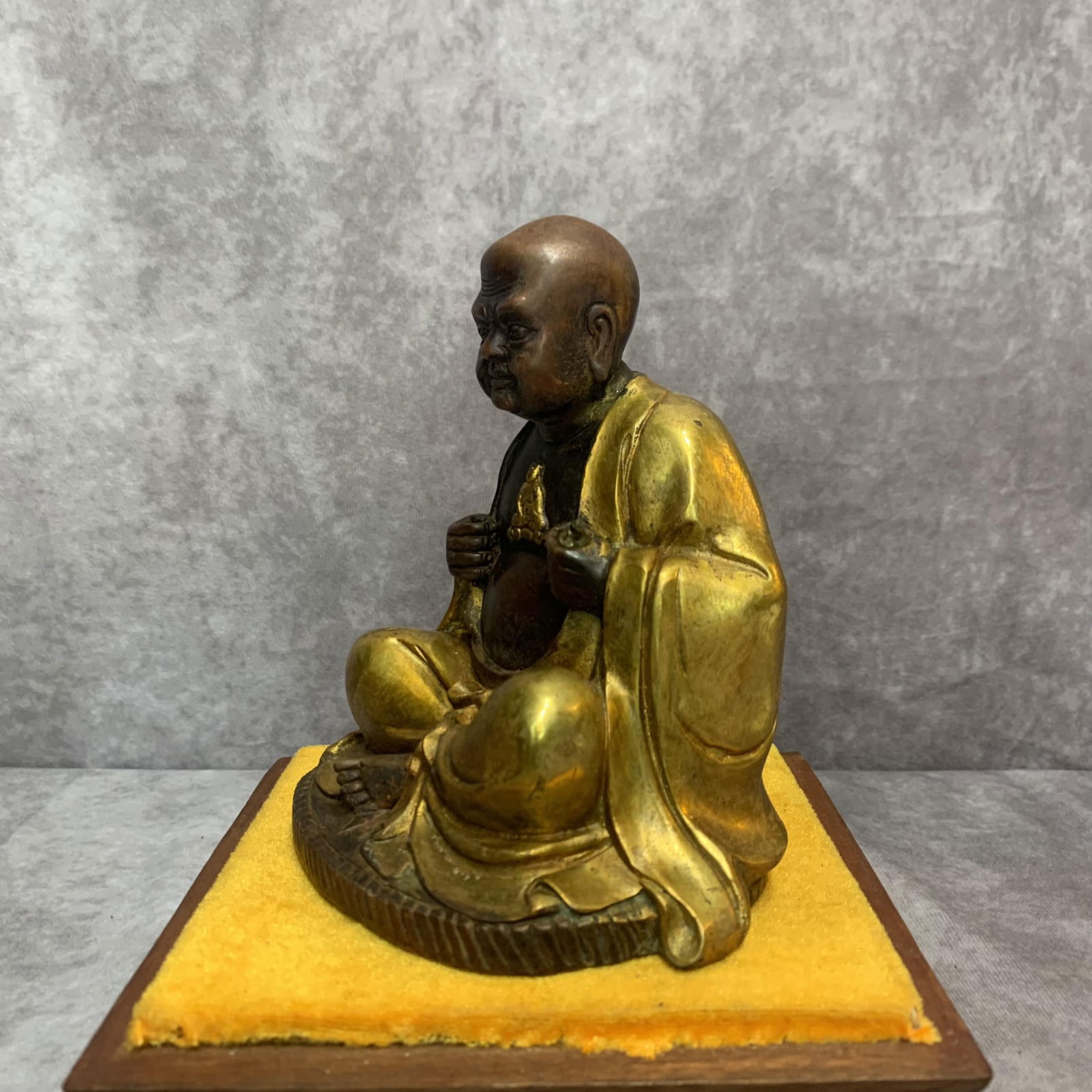 A FINE BRONZE LU HAN STATUE - 2